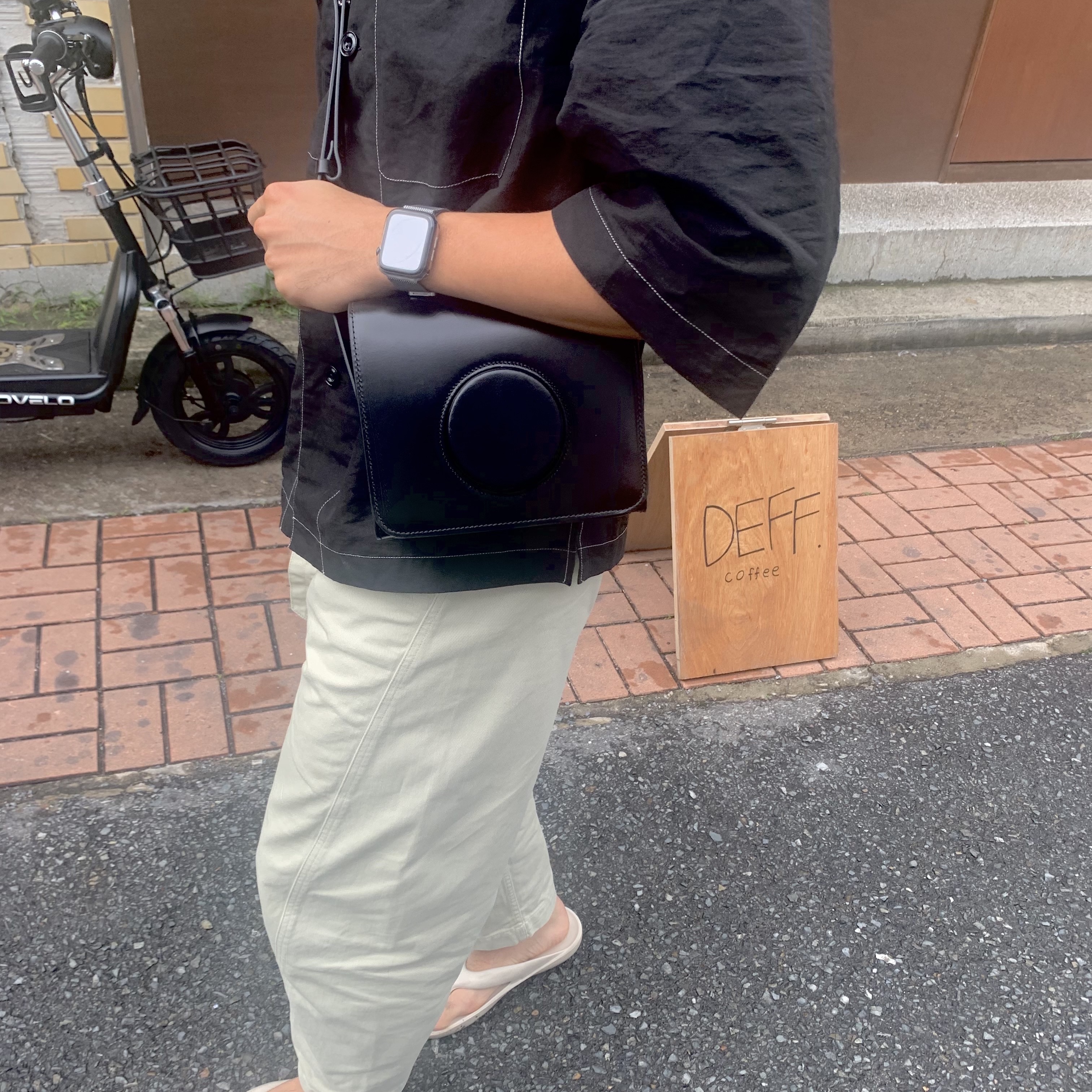 Lemaire Camera Bag Vegetable-Tanned Leather Black, Lemaire Twisted Belted Pants Cotton Satin Light Taupe 착용 스타일