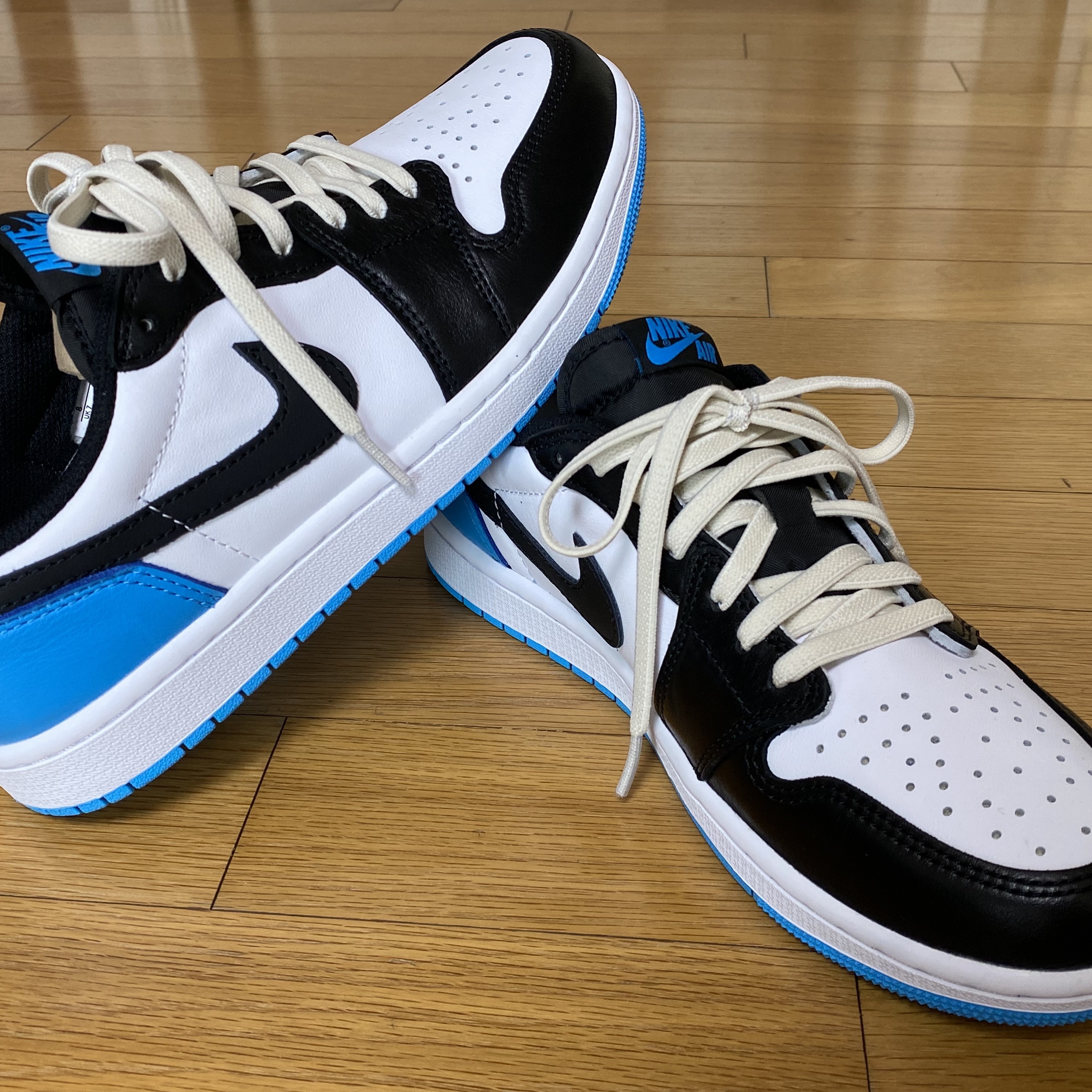 Jordan 1 Retro Low OG Black and Dark Powder Blue 착용 스타일 - 2