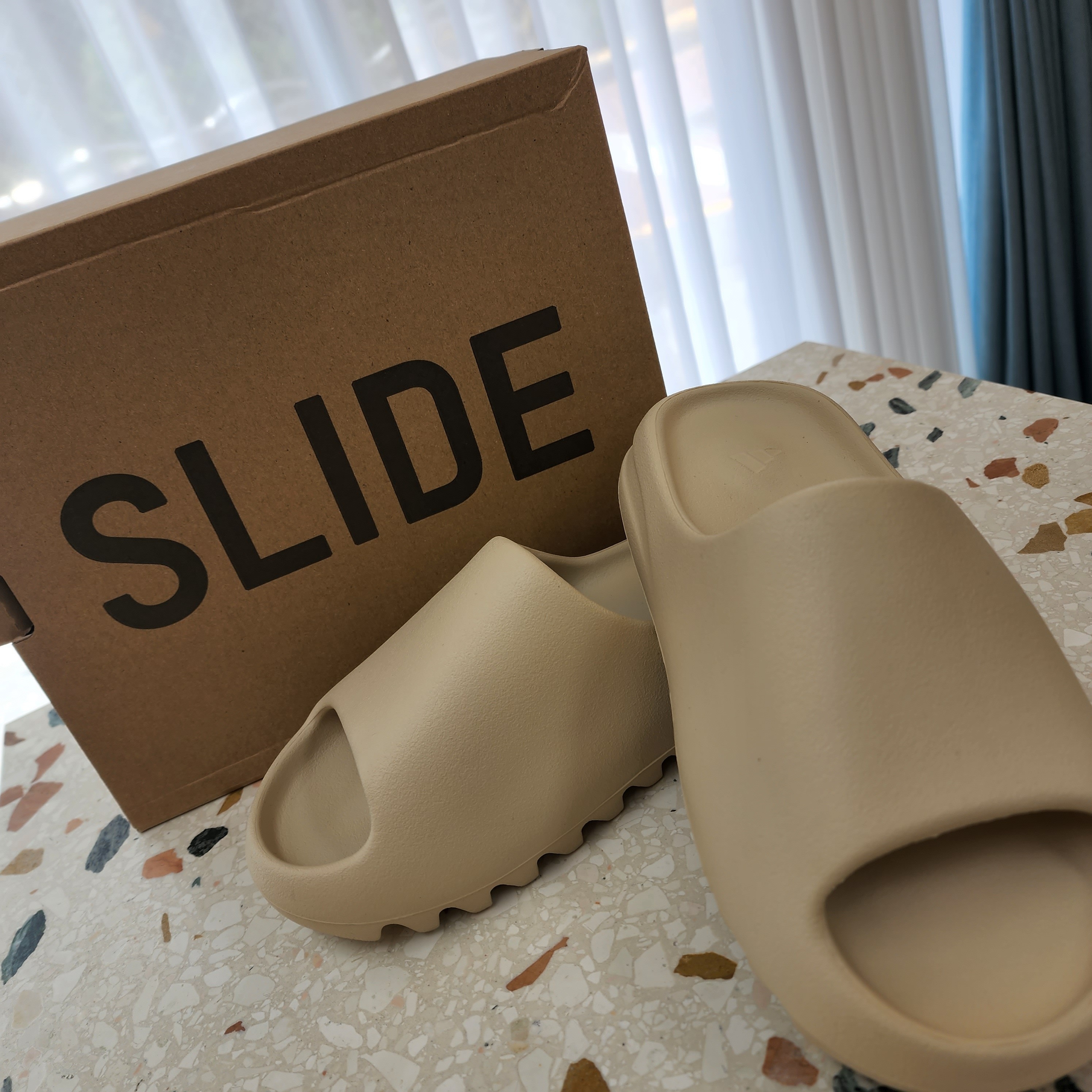 Adidas Yeezy Slide Bone 2022/2023 착용 스타일 - 3