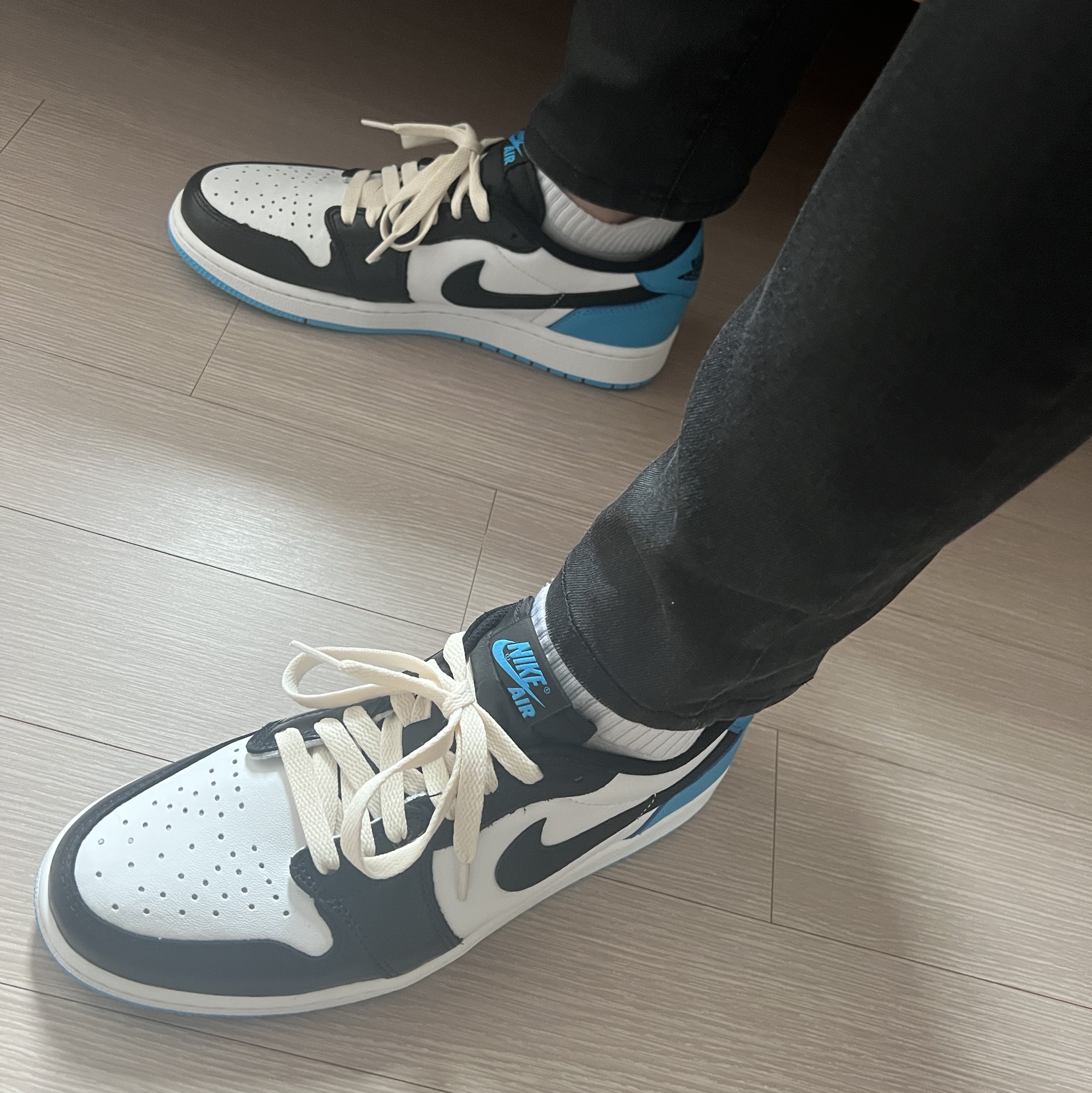 Jordan 1 Retro Low OG Black and Dark Powder Blue 착용 스타일 - 3