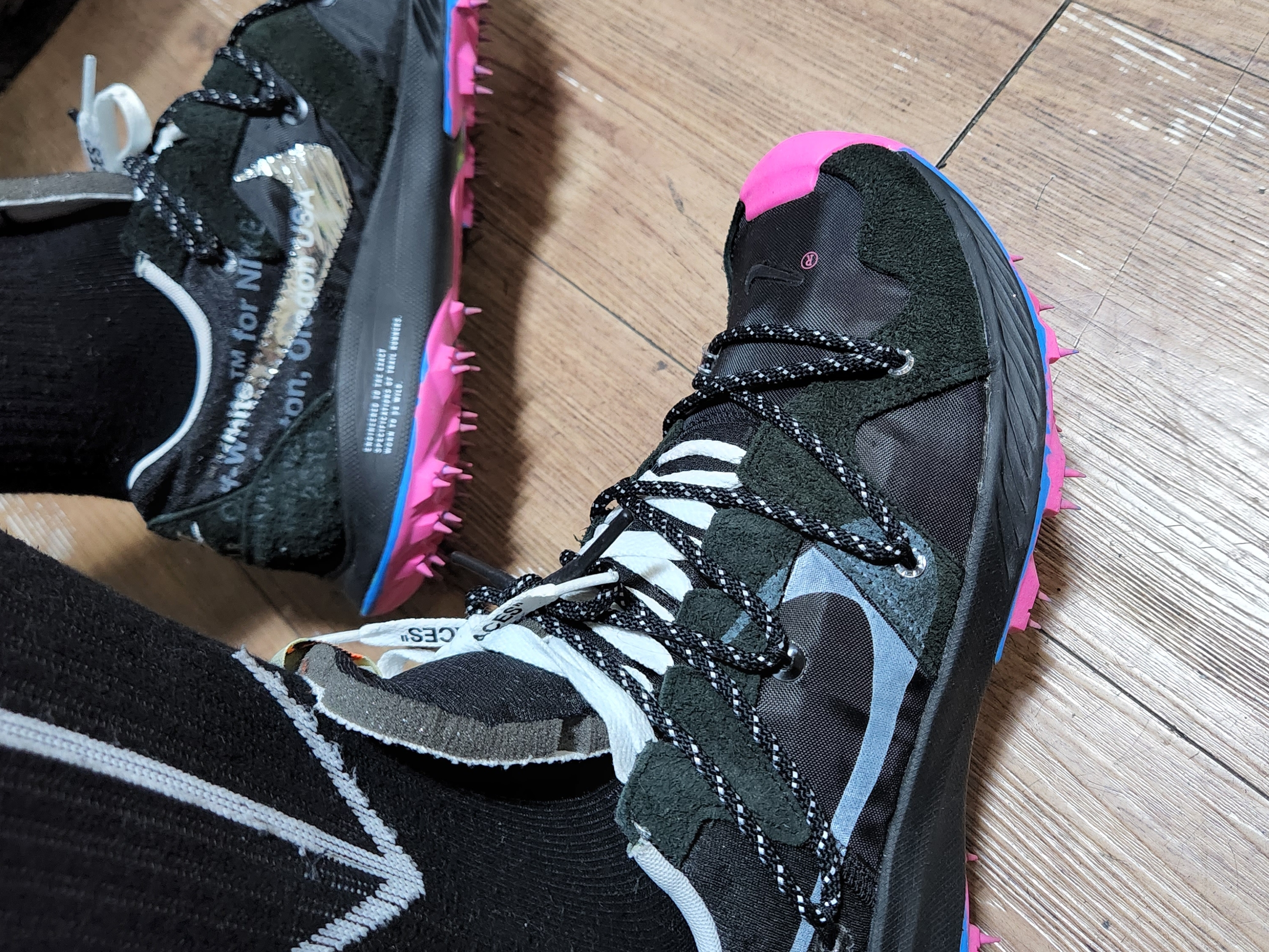 (W) Nike x Off-White Zoom Terra Kiger 5 Black 착용 스타일 - 2