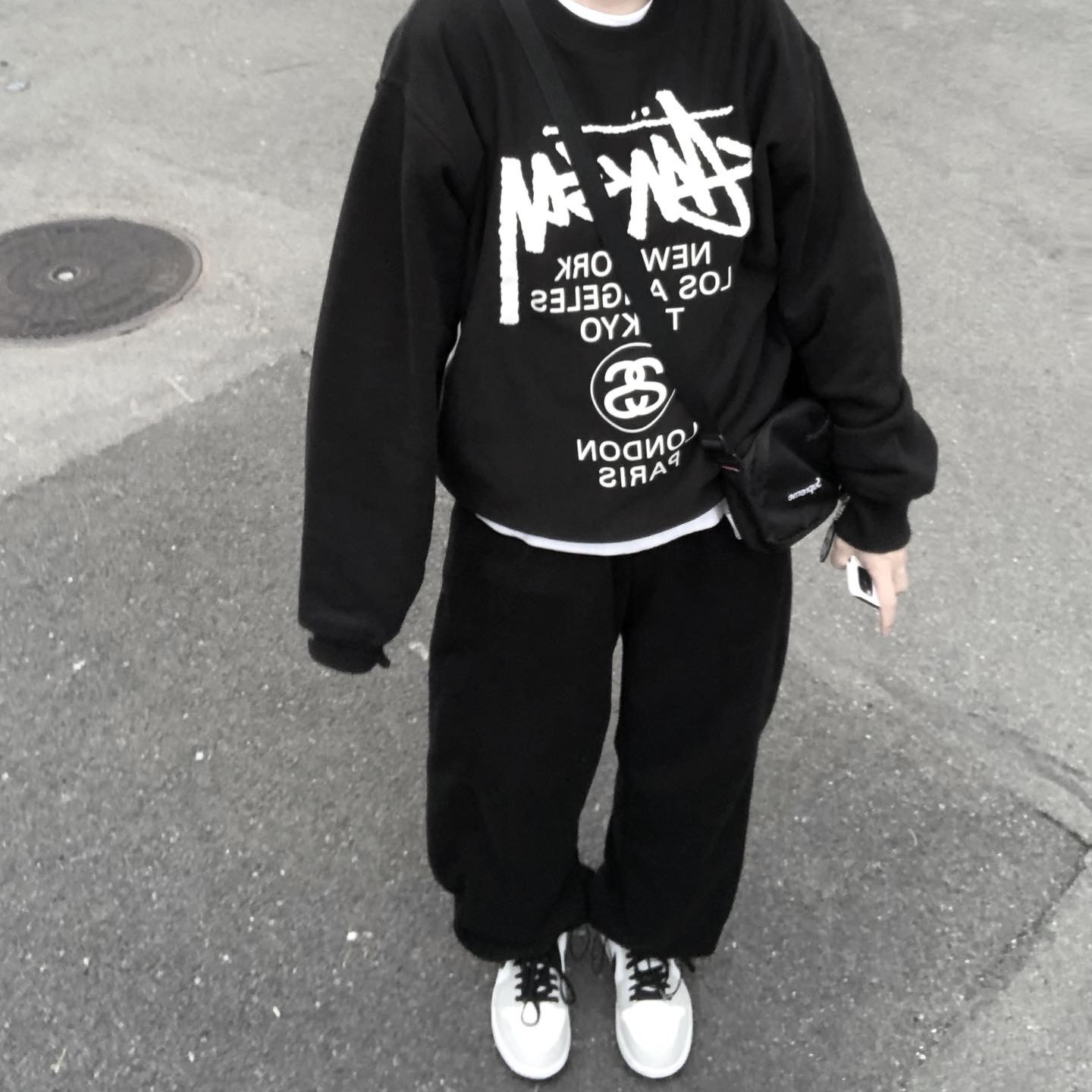 Stussy World Tour Crew Black 2022, Supreme Side Bag Black - 22SS 착용 스타일 - 2