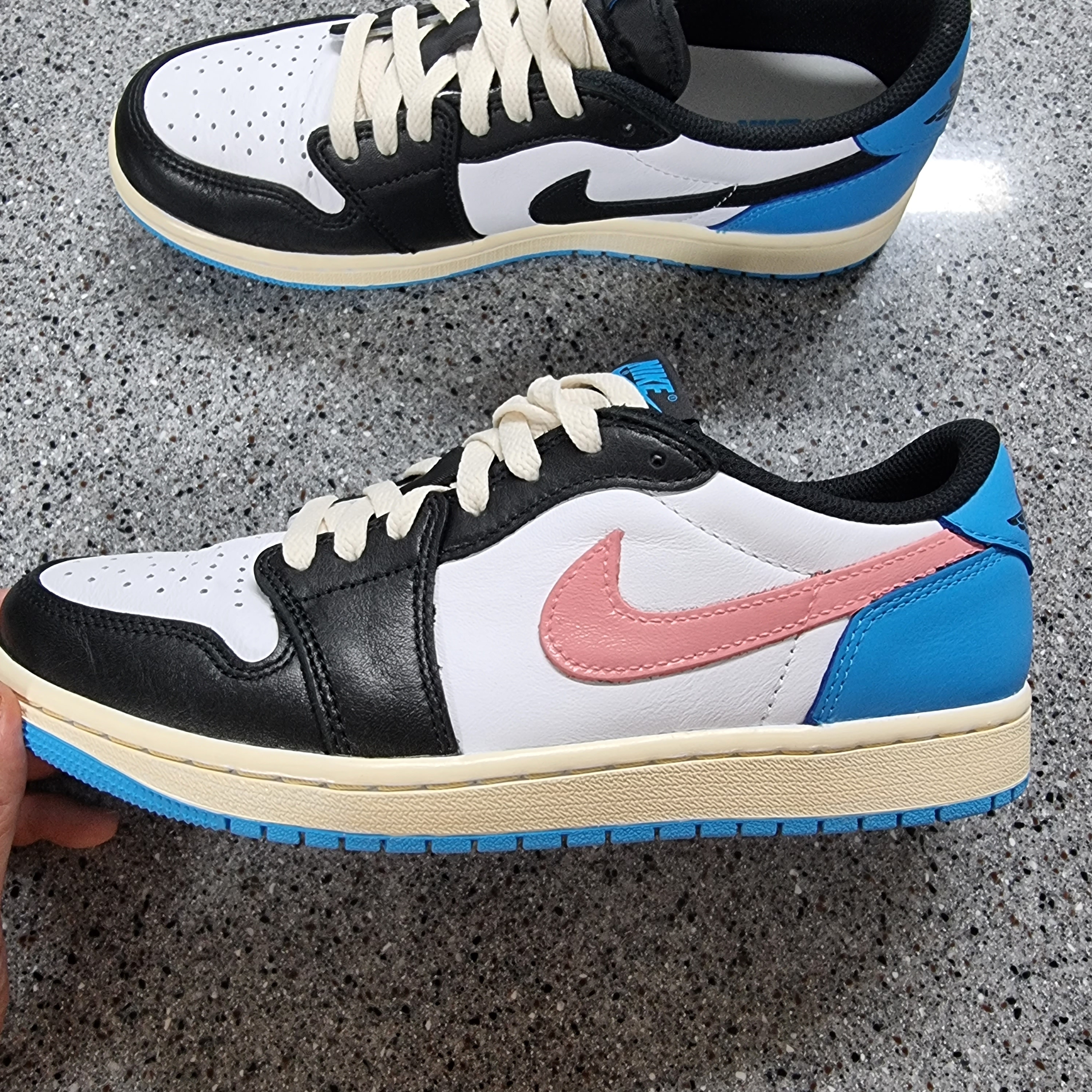 Jordan 1 Retro Low OG Black and Dark Powder Blue 착용 스타일