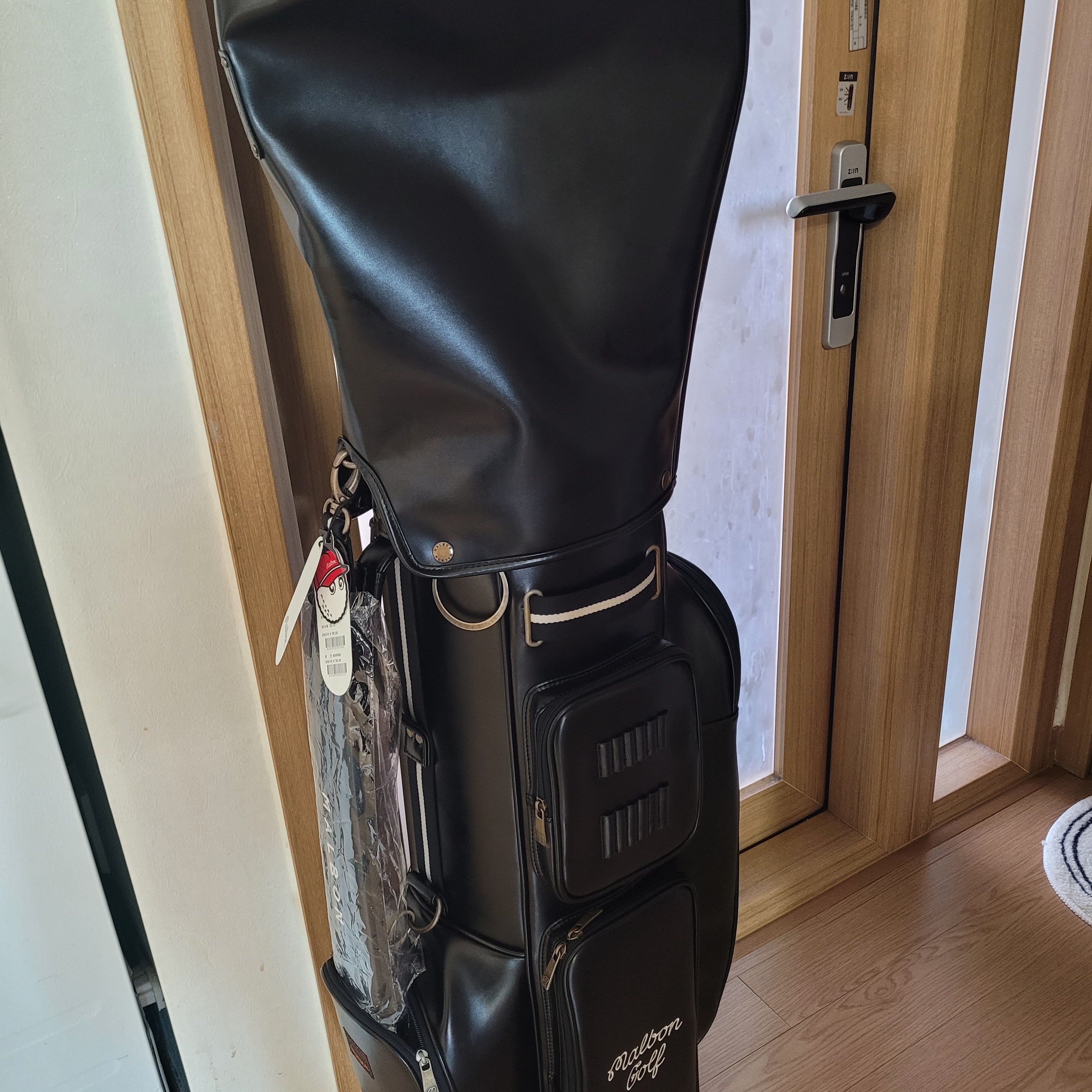 Malbon Golf Vintage Mood Caddie Bag Black 착용 스타일 - 3