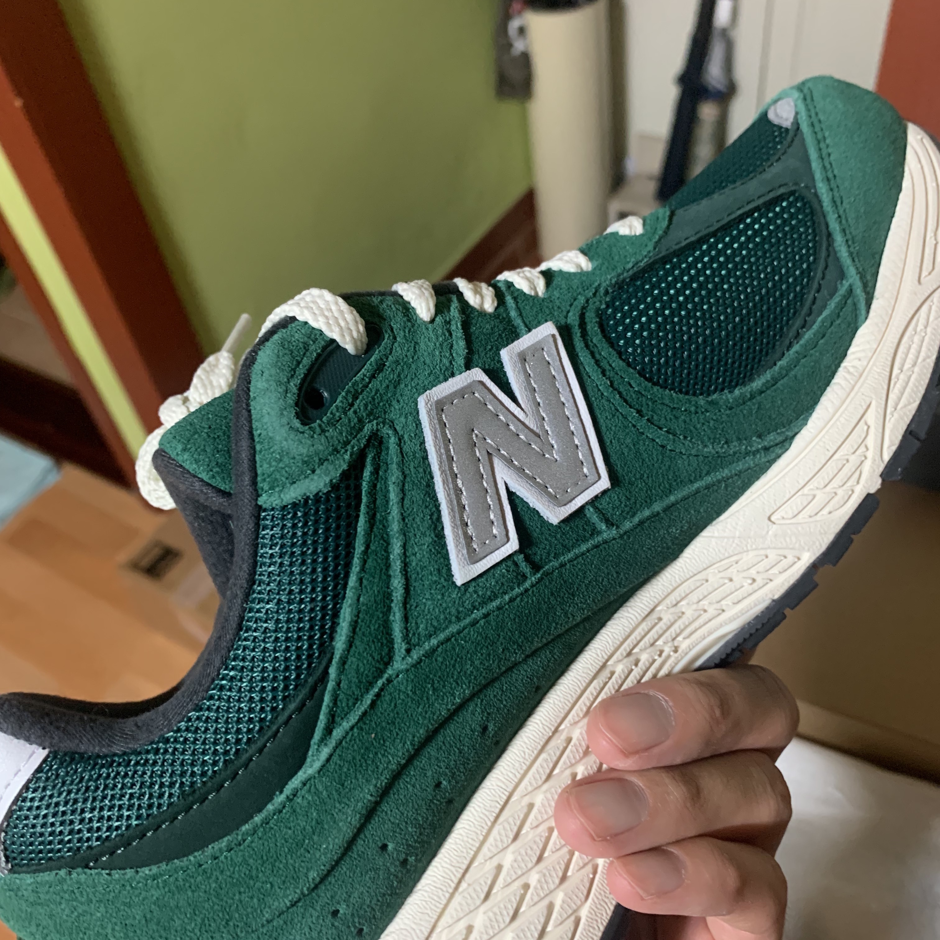 New Balance 2002R Nightwatch Green 착용 스타일 - 2