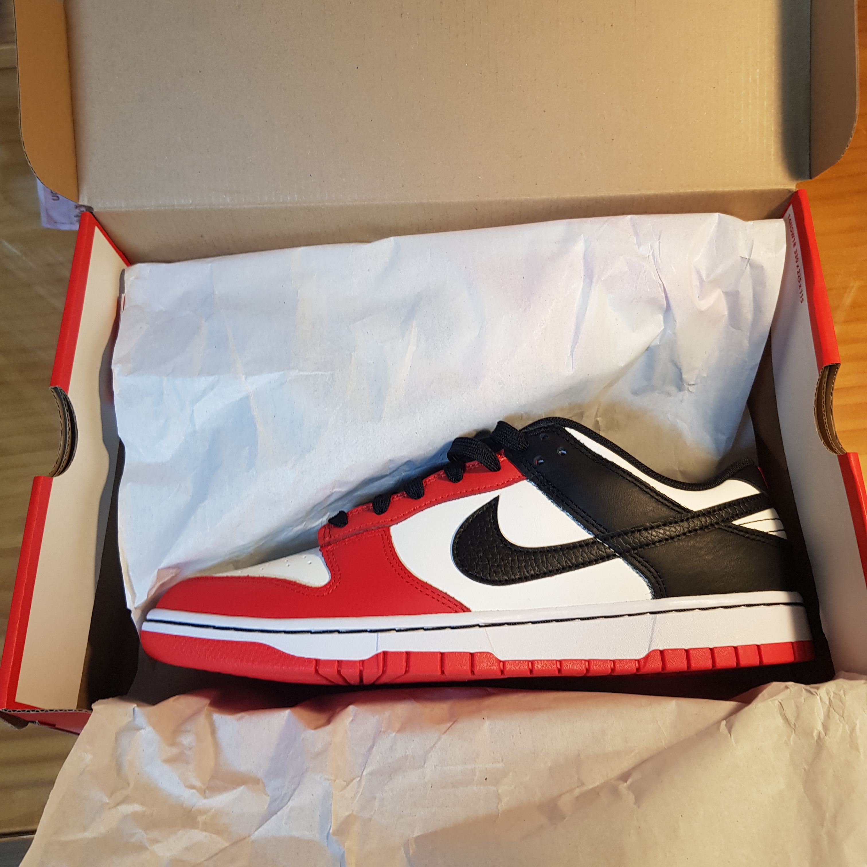 Nike x NBA Dunk Low Retro EMB Black and Chile Red 착용 스타일 - 2