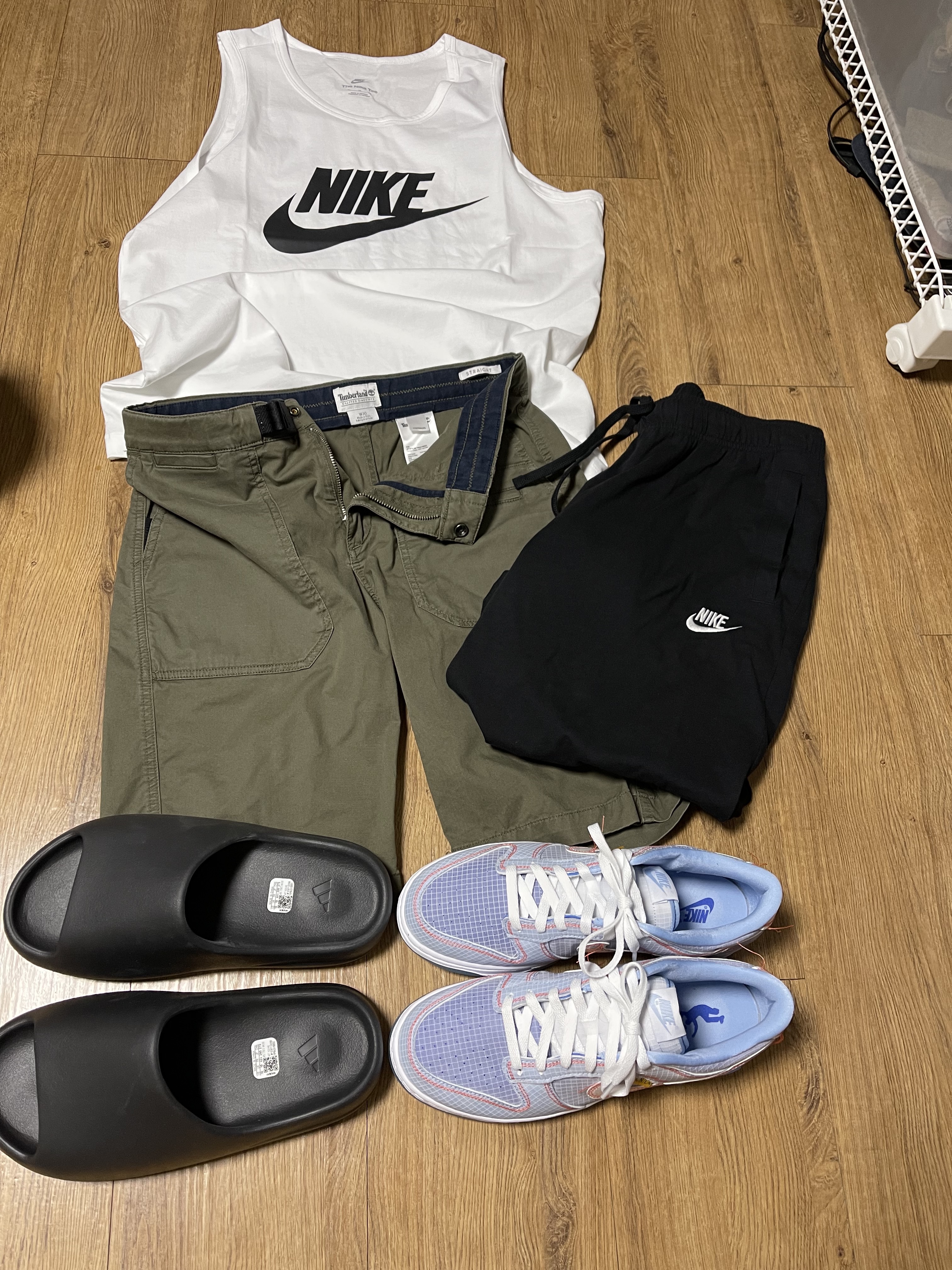 Nike x Union Dunk Low Passport Pack Argon, Adidas Yeezy Slide Onyx 착용 스타일