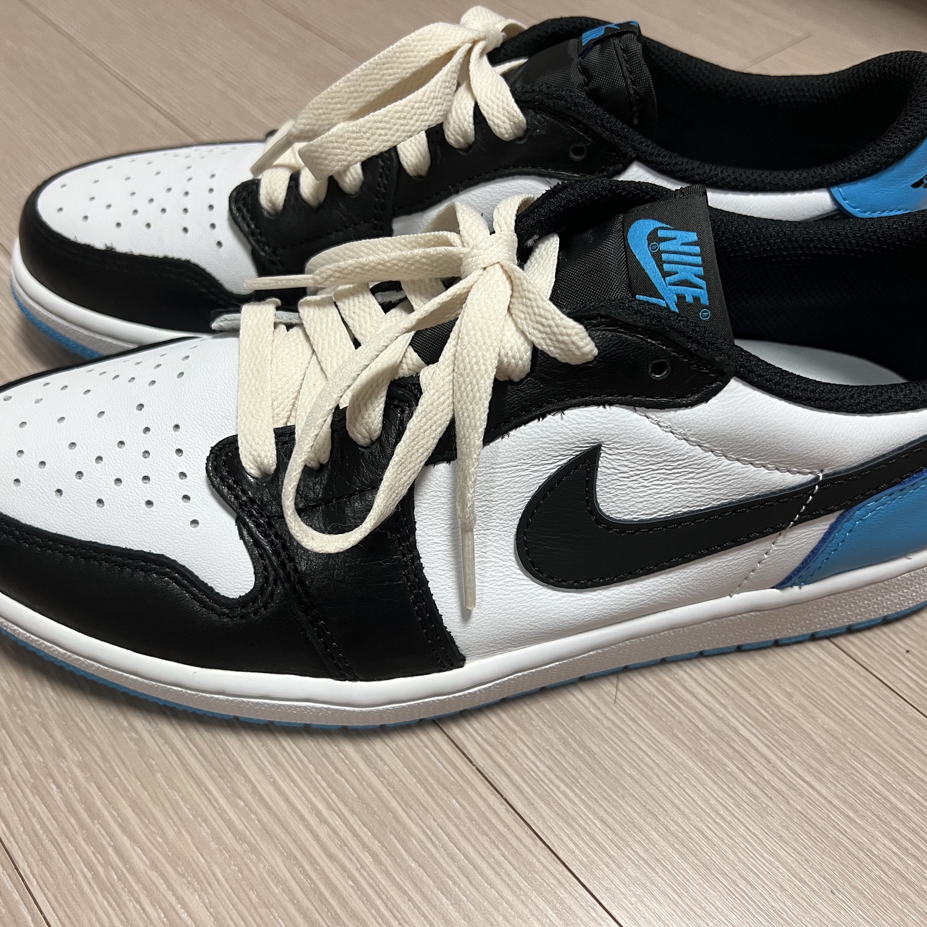 Jordan 1 Retro Low OG Black and Dark Powder Blue 착용 스타일 - 1