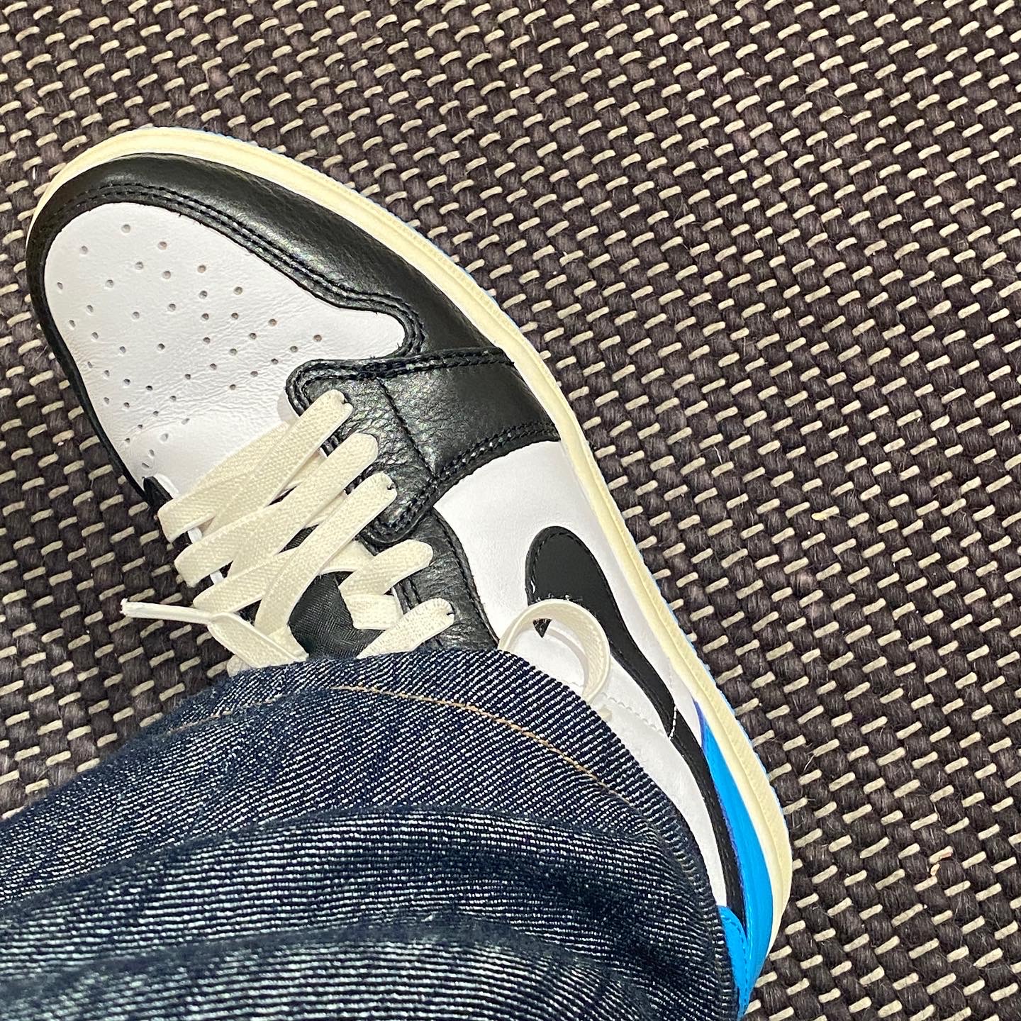 Jordan 1 Retro Low OG Black and Dark Powder Blue 착용 스타일 - 3