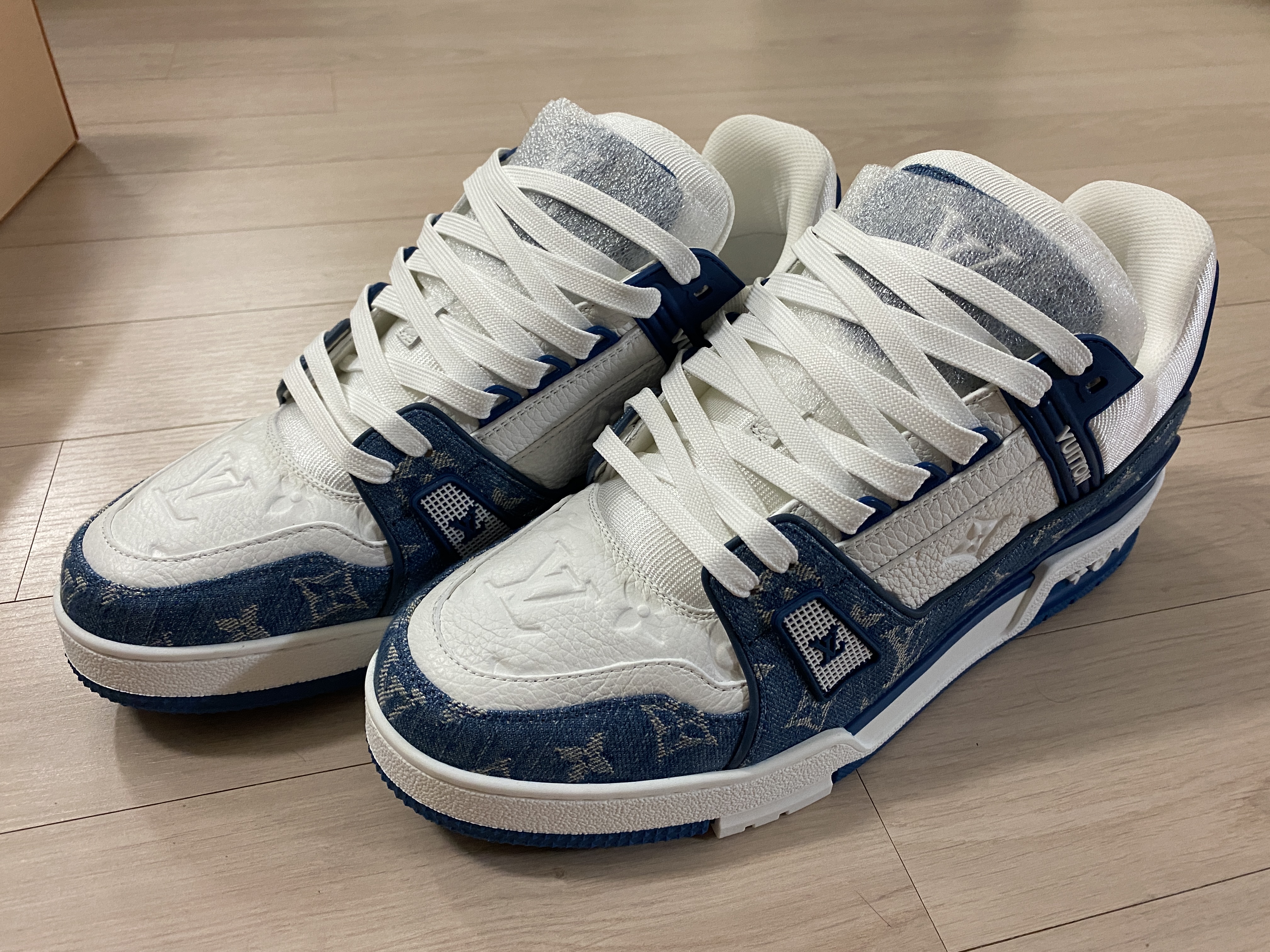 Louis Vuitton LV Trainer Sneakers Monogram Denim Blue 착용 스타일