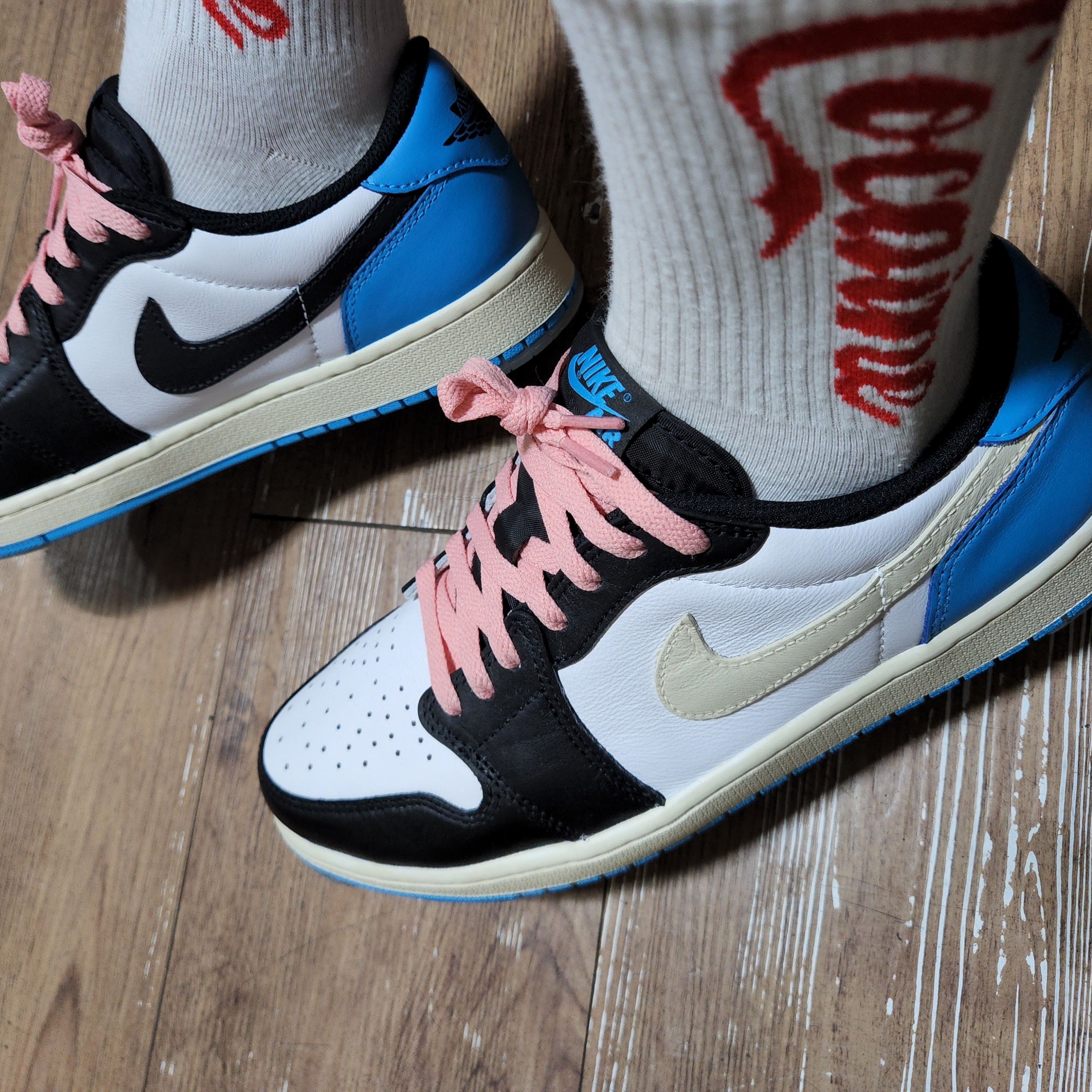Jordan 1 Retro Low OG Black and Dark Powder Blue 착용 스타일 - 2
