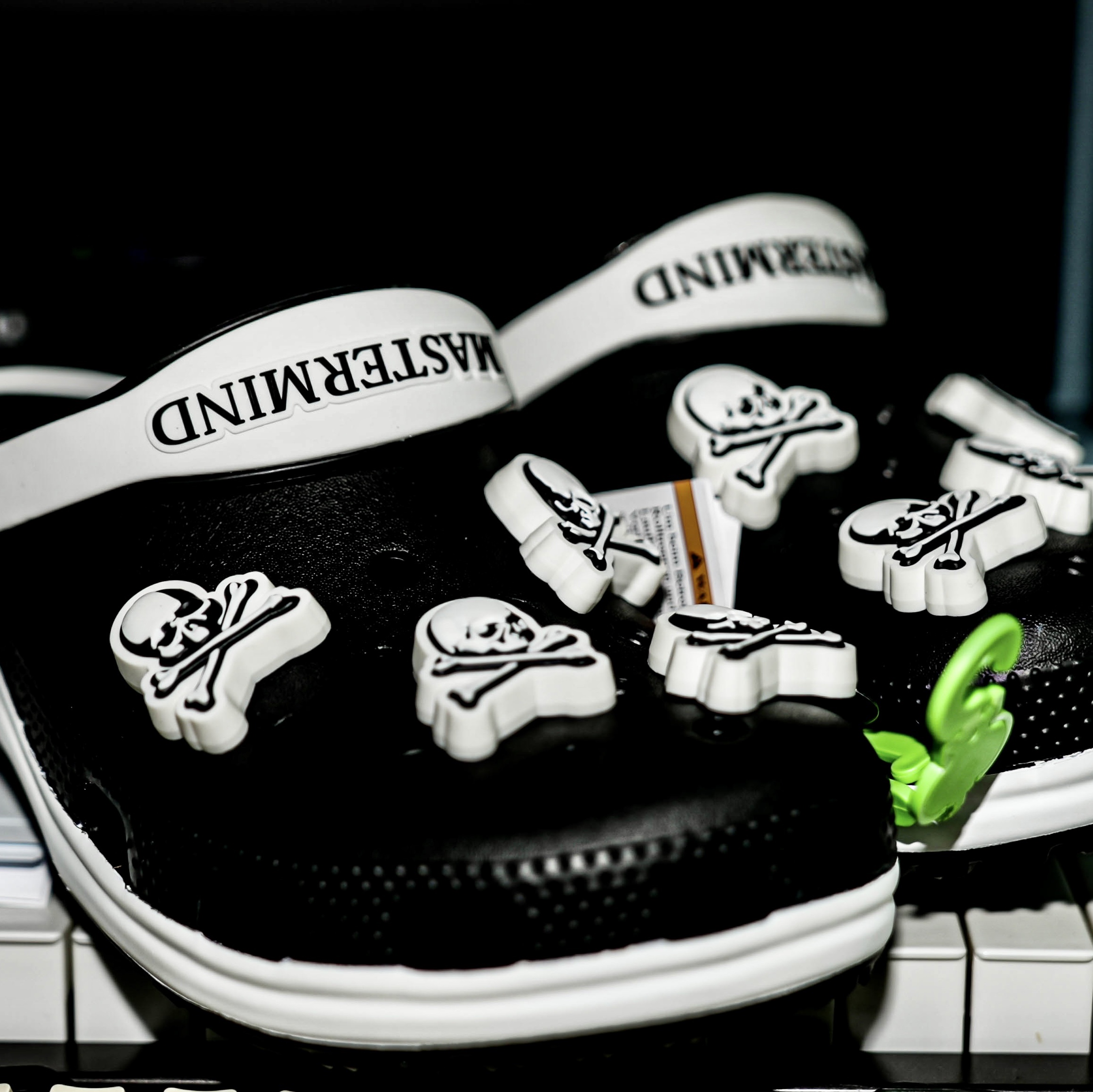 Crocs x Mastermind Classic Clog Black White 착용 스타일 - 4
