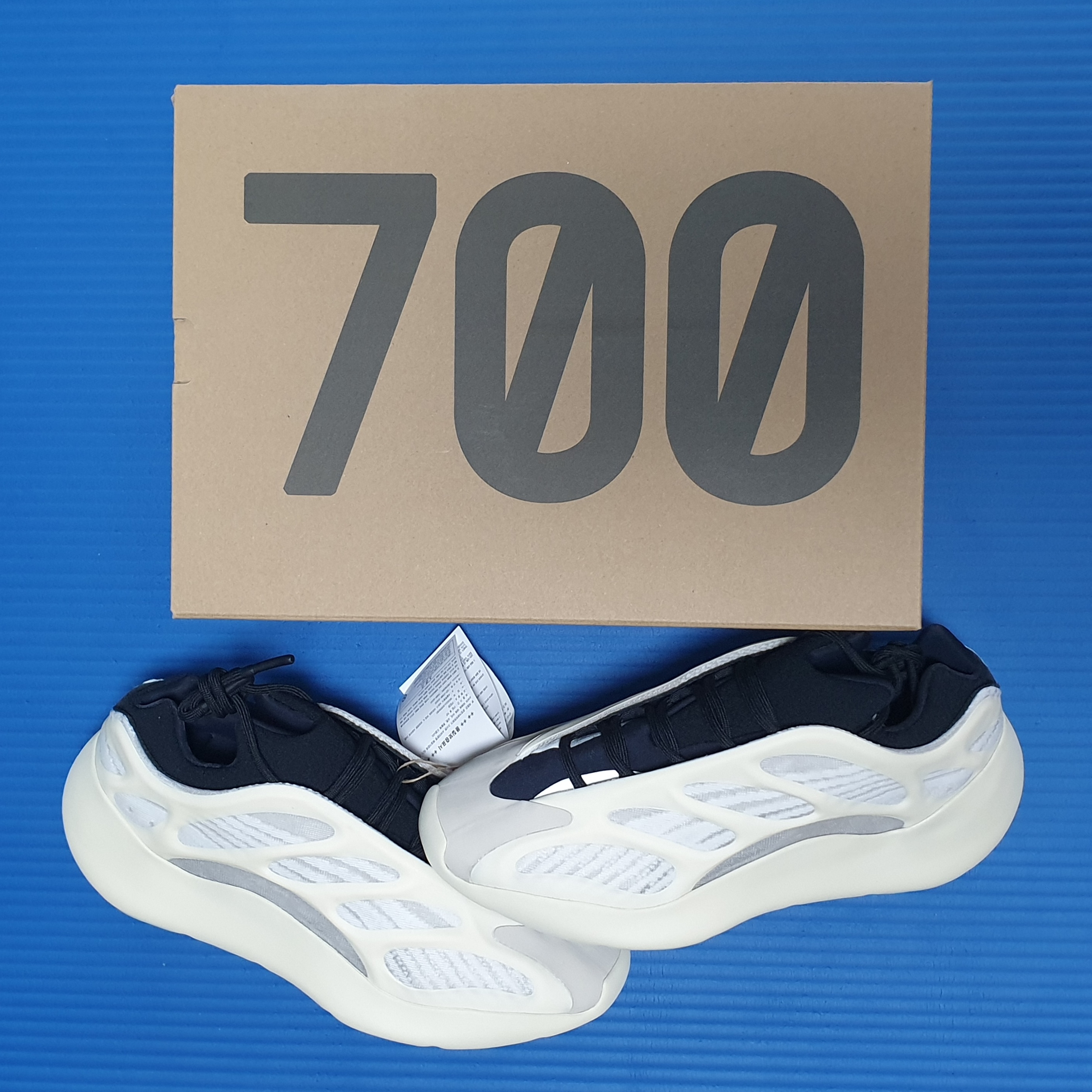 Adidas Yeezy 700 V3 Azael 2022/2023 착용 스타일