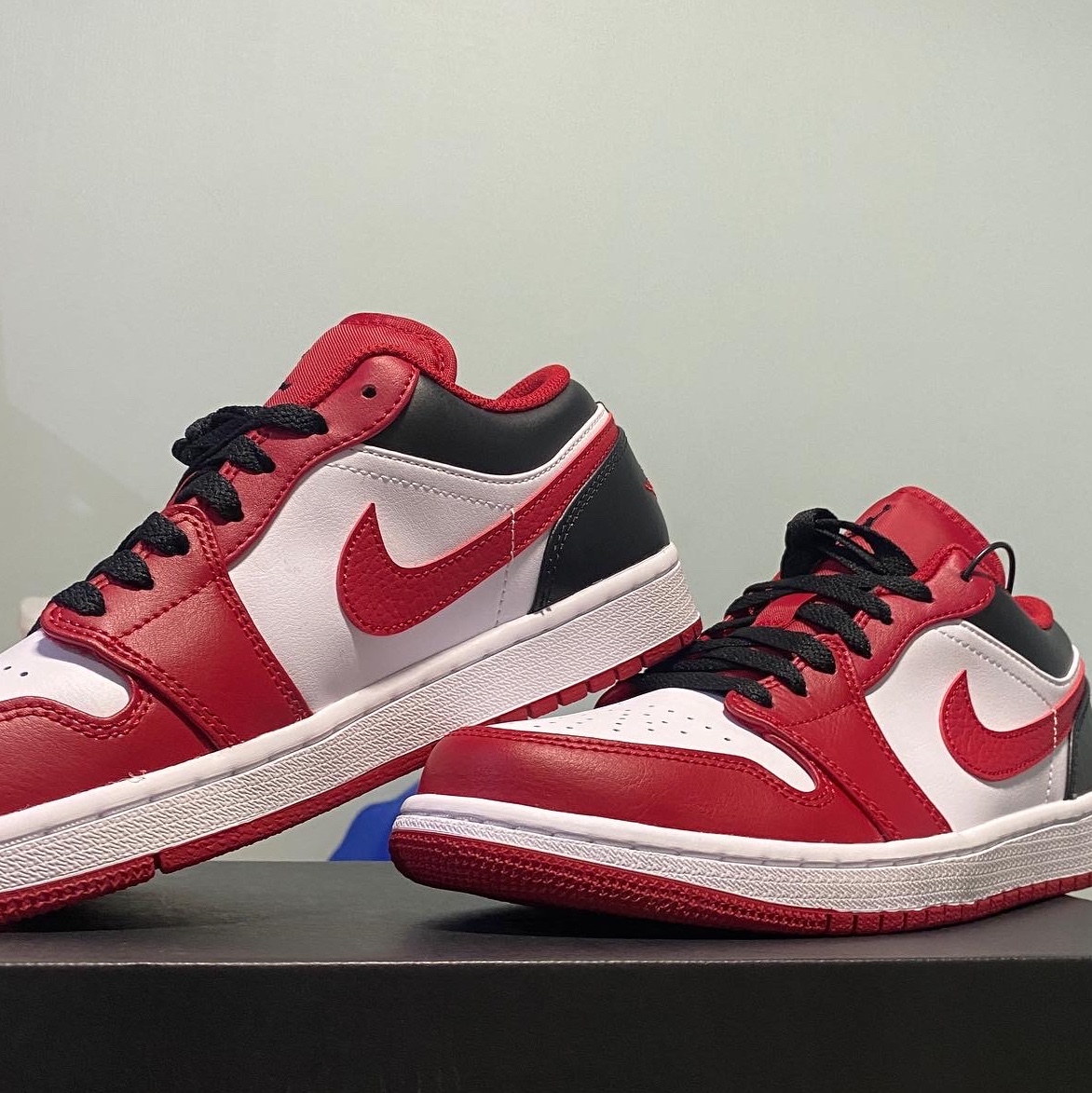 Jordan 1 Low White Gym Red Black 착용 스타일