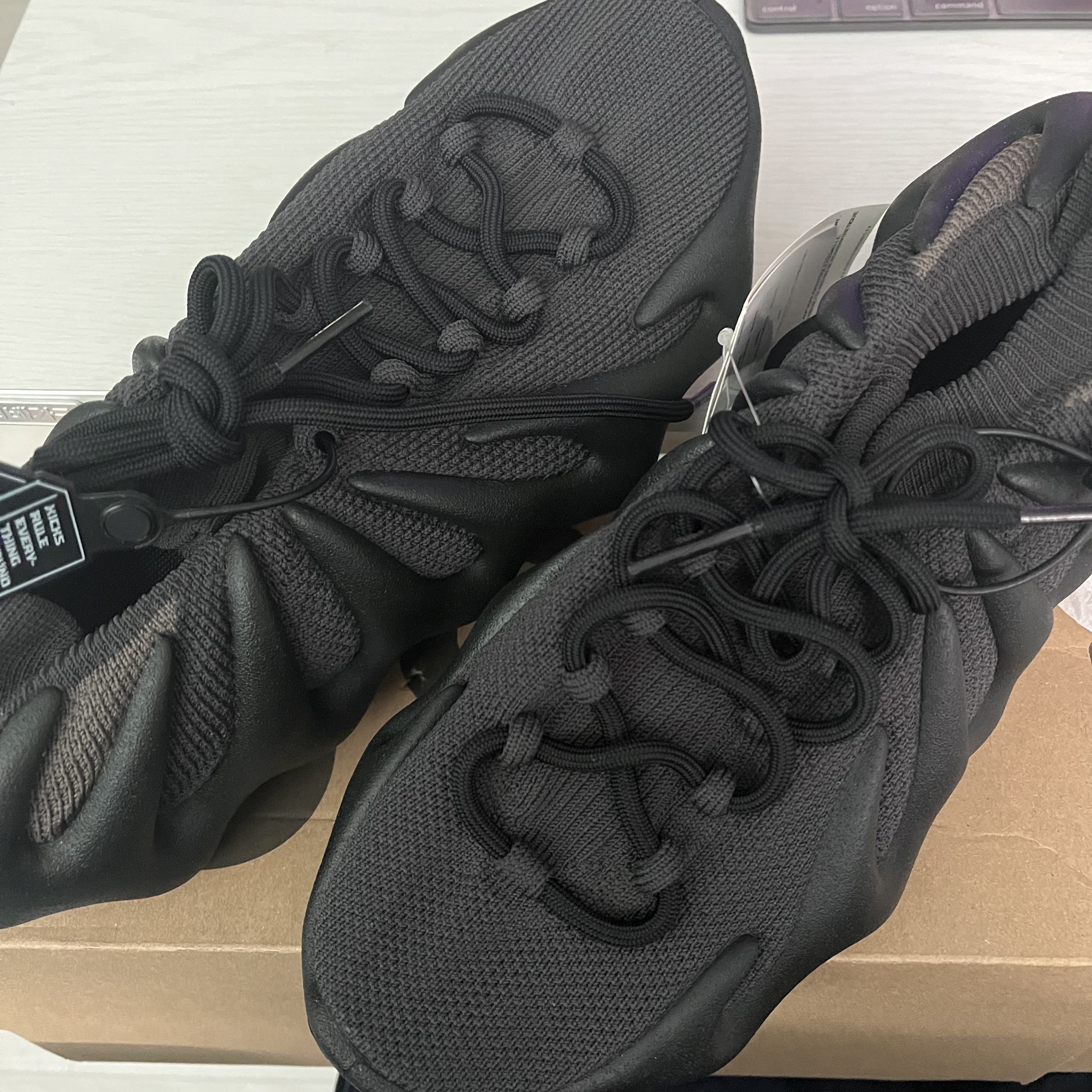Adidas Yeezy 450 Dark Slate 착용 스타일
