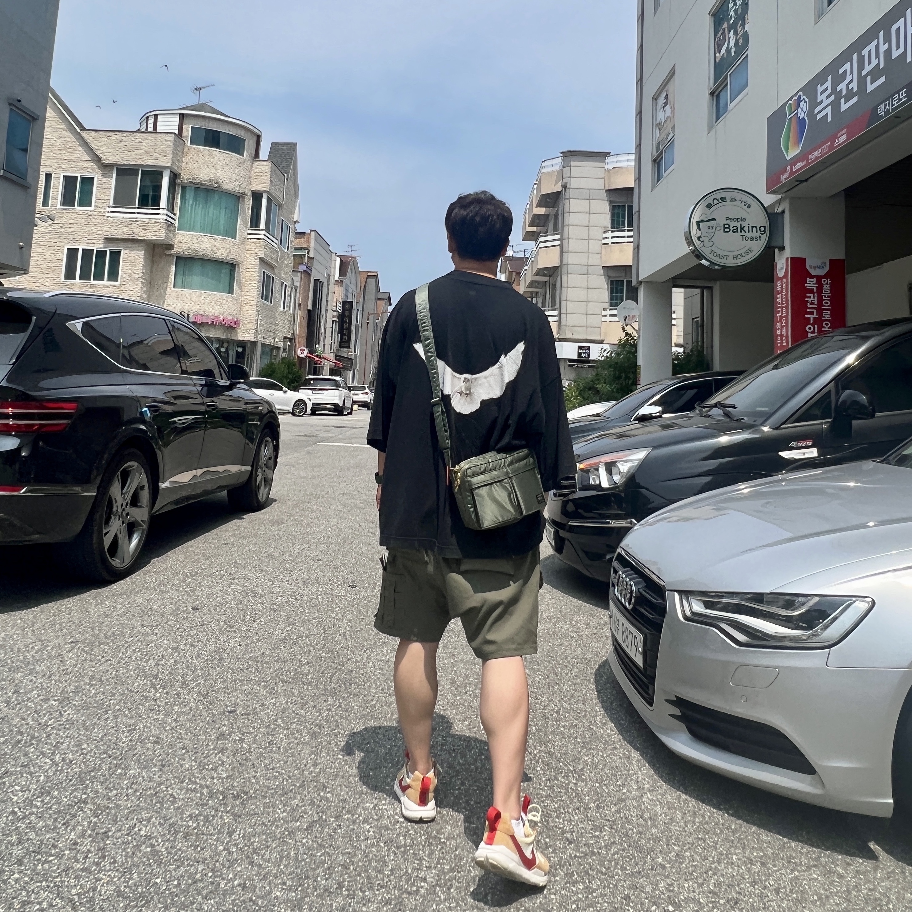 Yeezy Gap Engineered By Balenciaga Dove 3/4 Sleeve T-Shirt Black, Porter Tanker Shoulder Bag S Sage Green 착용 스타일