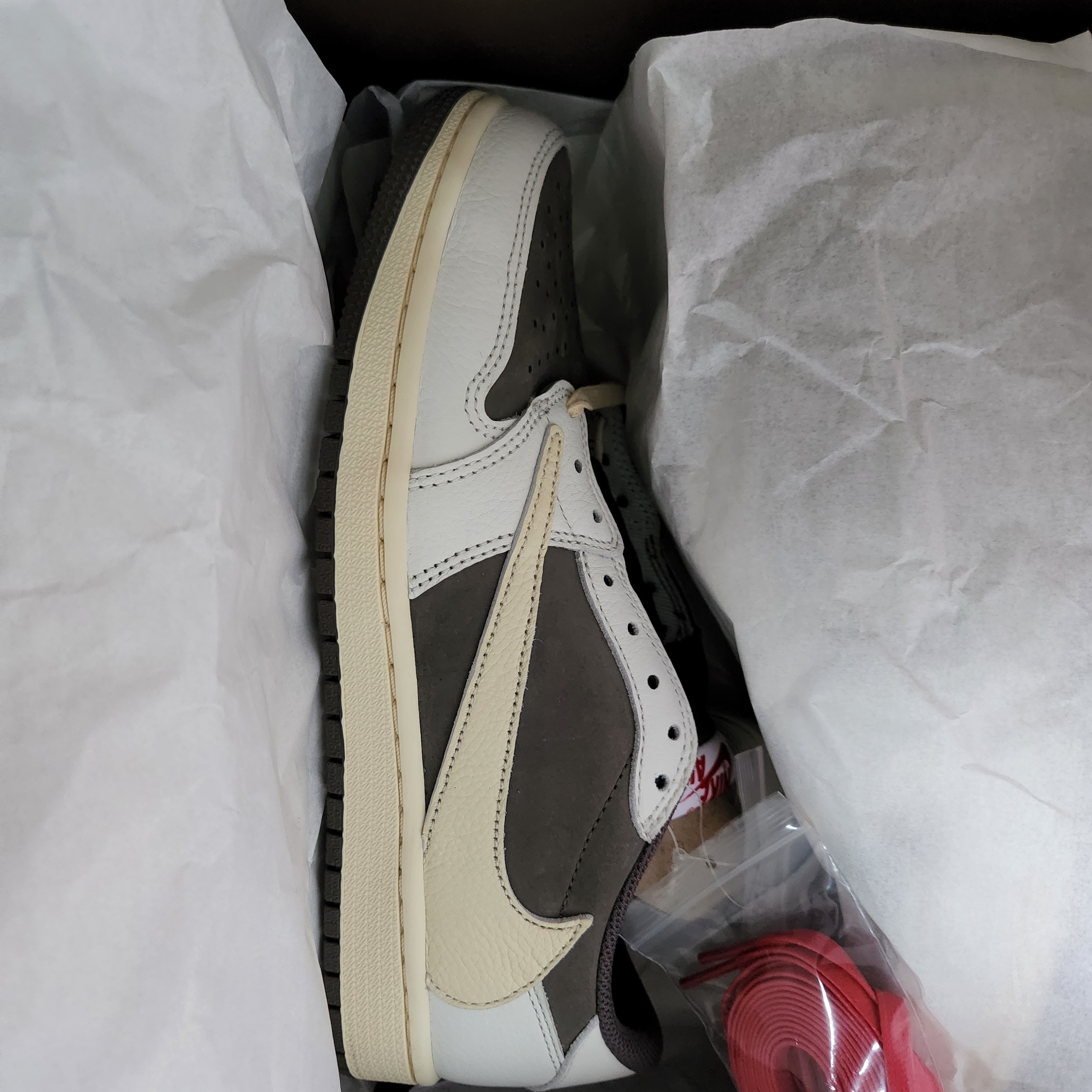 Jordan 1 x Travis Scott Retro Low OG SP Sail and Ridgerock 착용 스타일