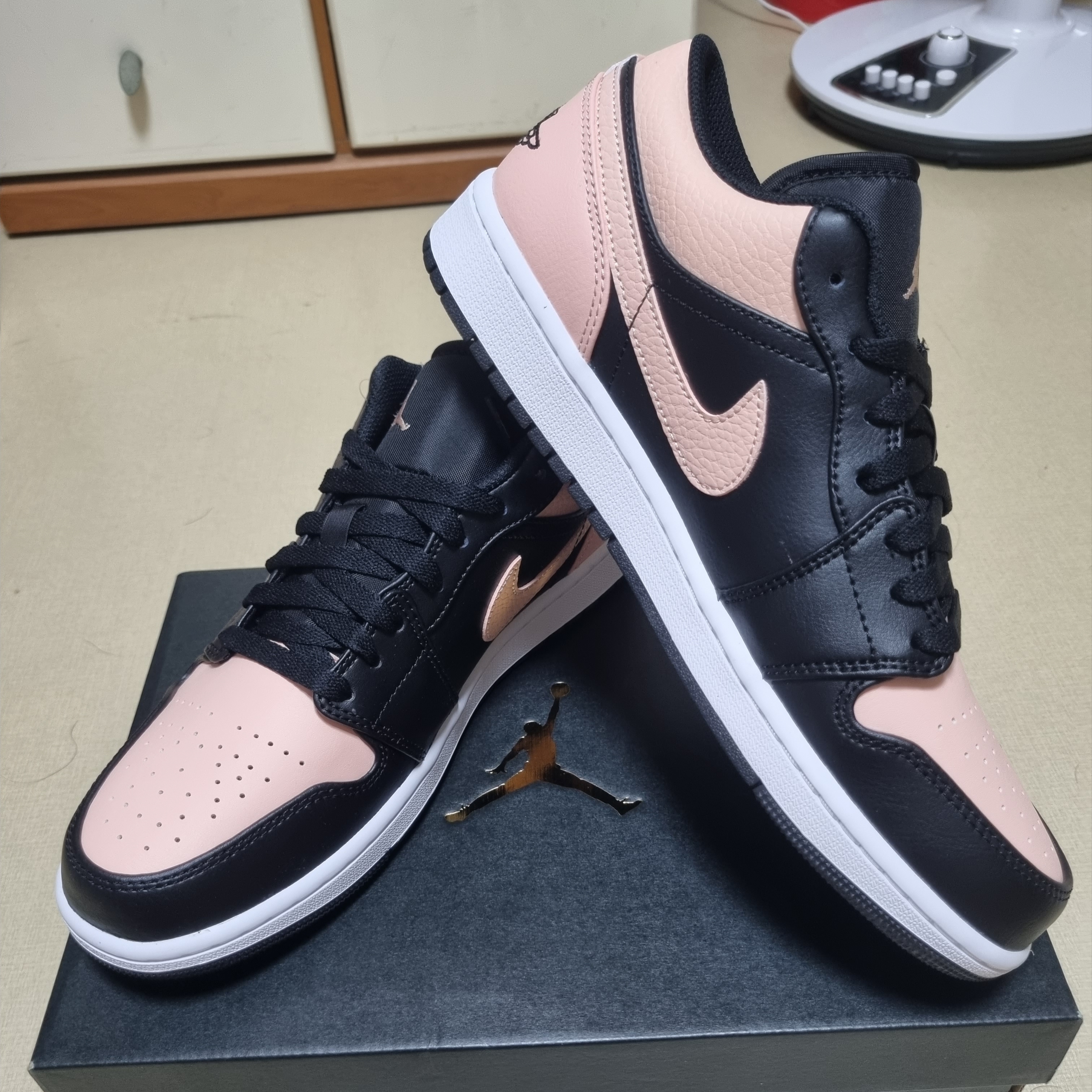 Jordan 1 Low Crimson Tint 착용 스타일