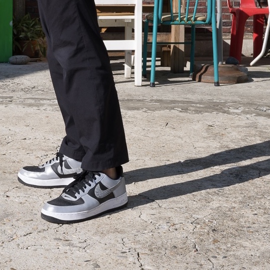 Nike Air Force 1 B Silver Snake 착용 스타일