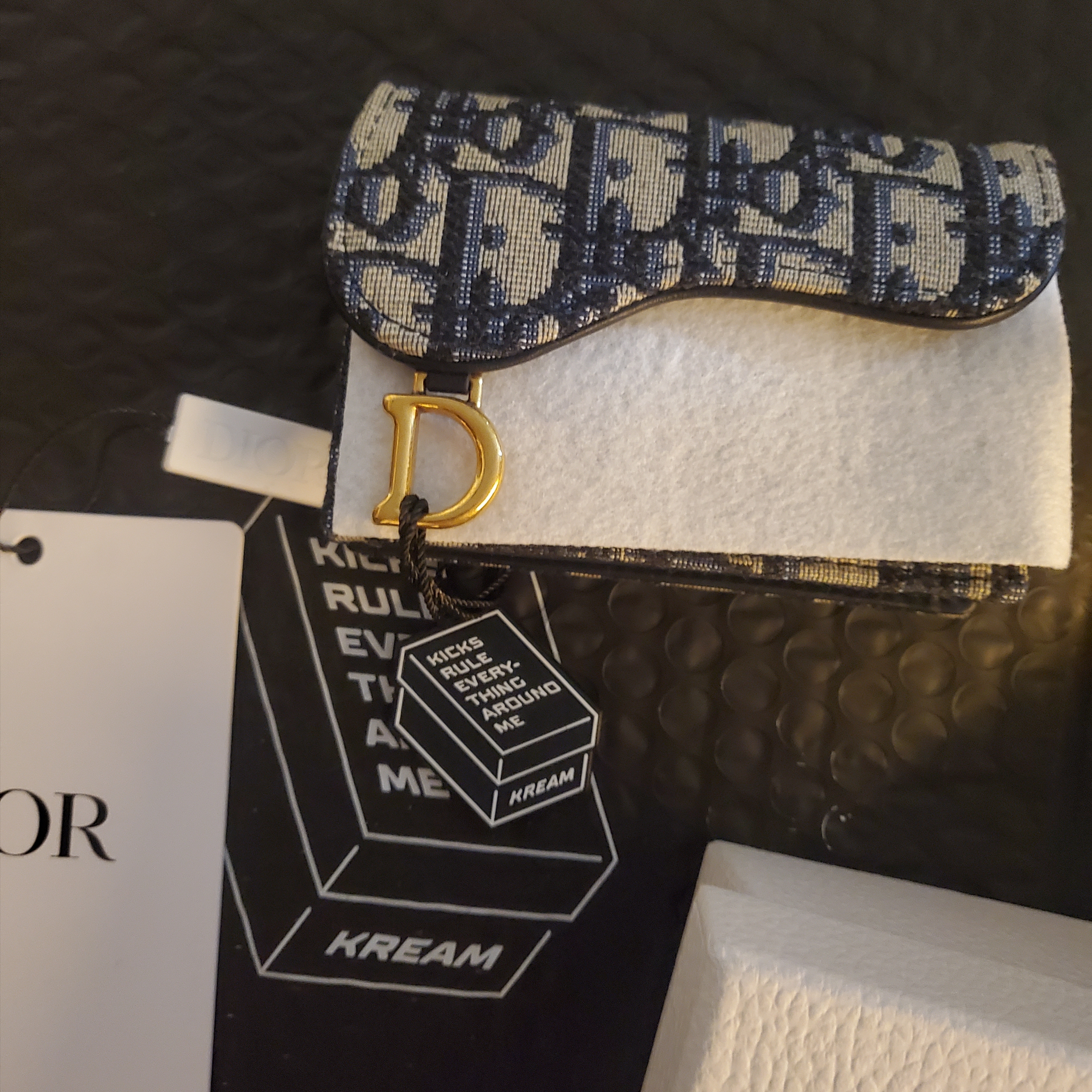 Dior Saddle Flap Card Holder Blue Dior Oblique Jacquard 착용 스타일
