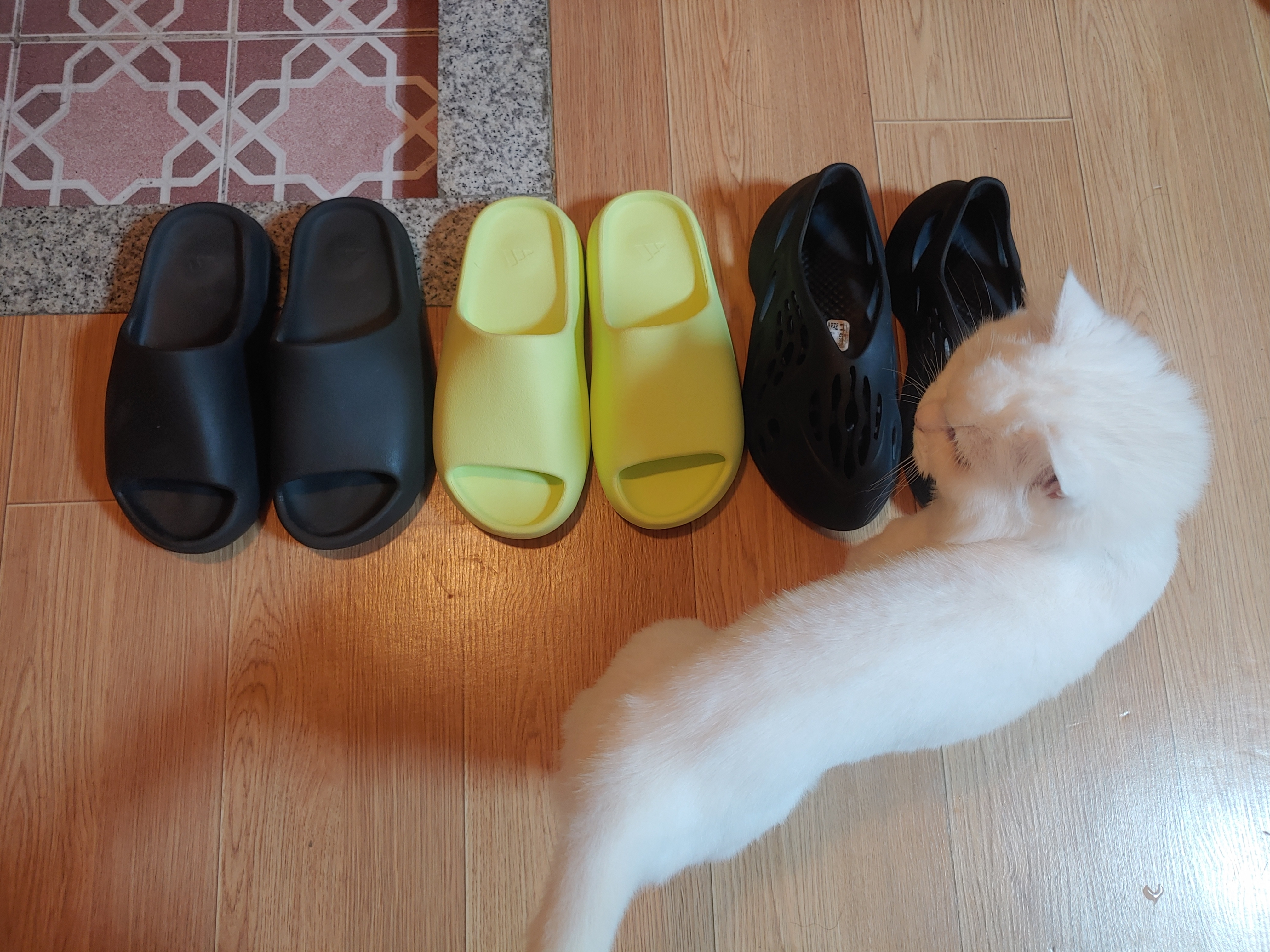 Adidas Yeezy Slide Onyx, Adidas Yeezy Slide Glow Green 2022/2023 착용 스타일 - 1