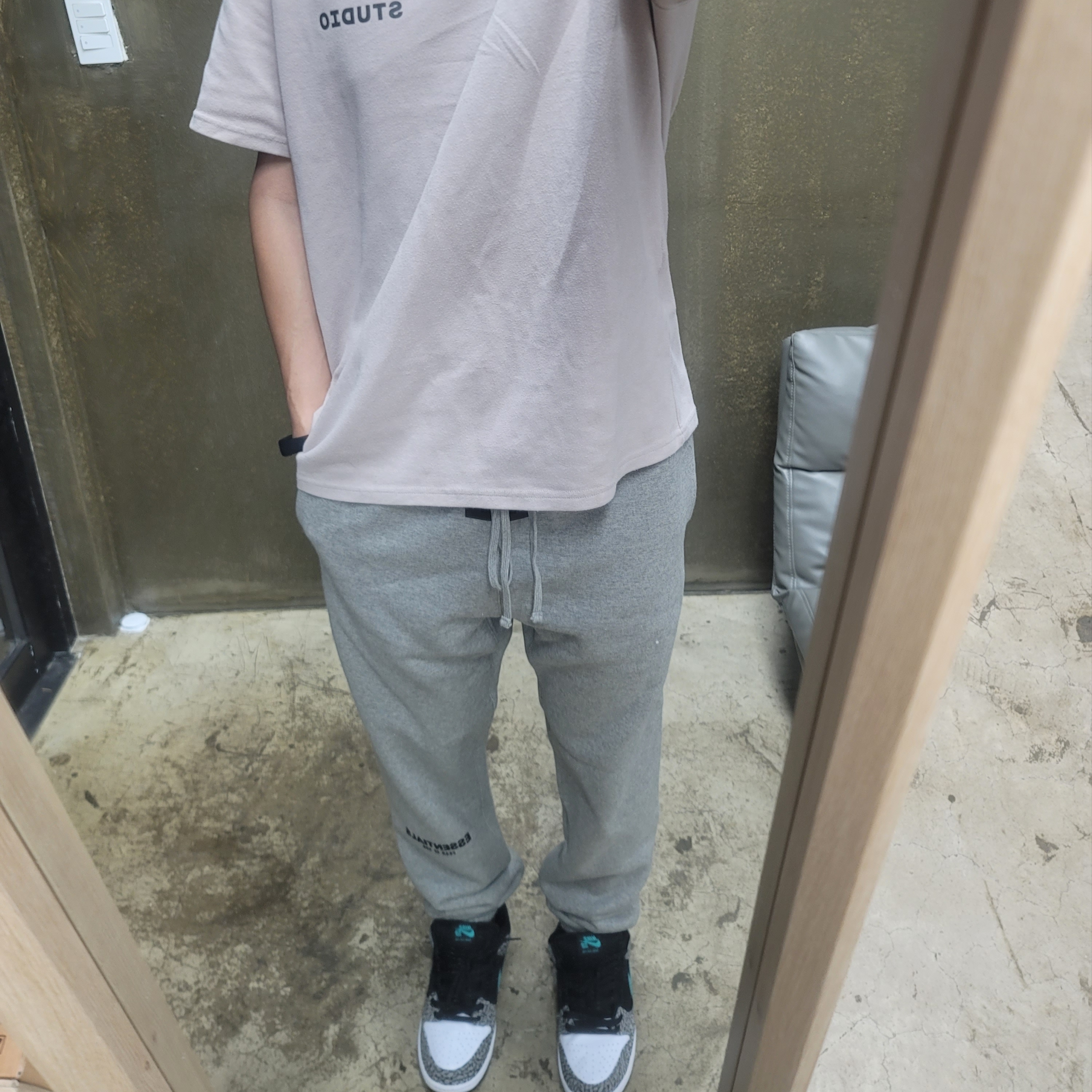 Nike SB Dunk Low Pro Clear Jade, Essentials The Core Collection Sweatpants Heather Oatmeal 착용 스타일