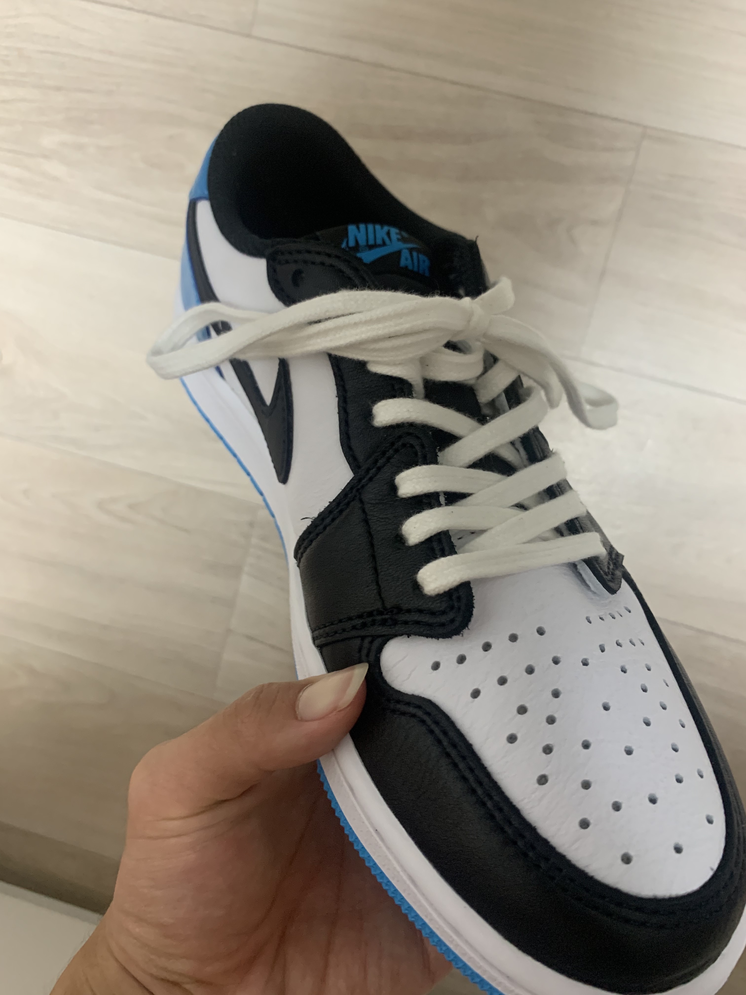 Jordan 1 Retro Low OG Black and Dark Powder Blue 착용 스타일 - 2