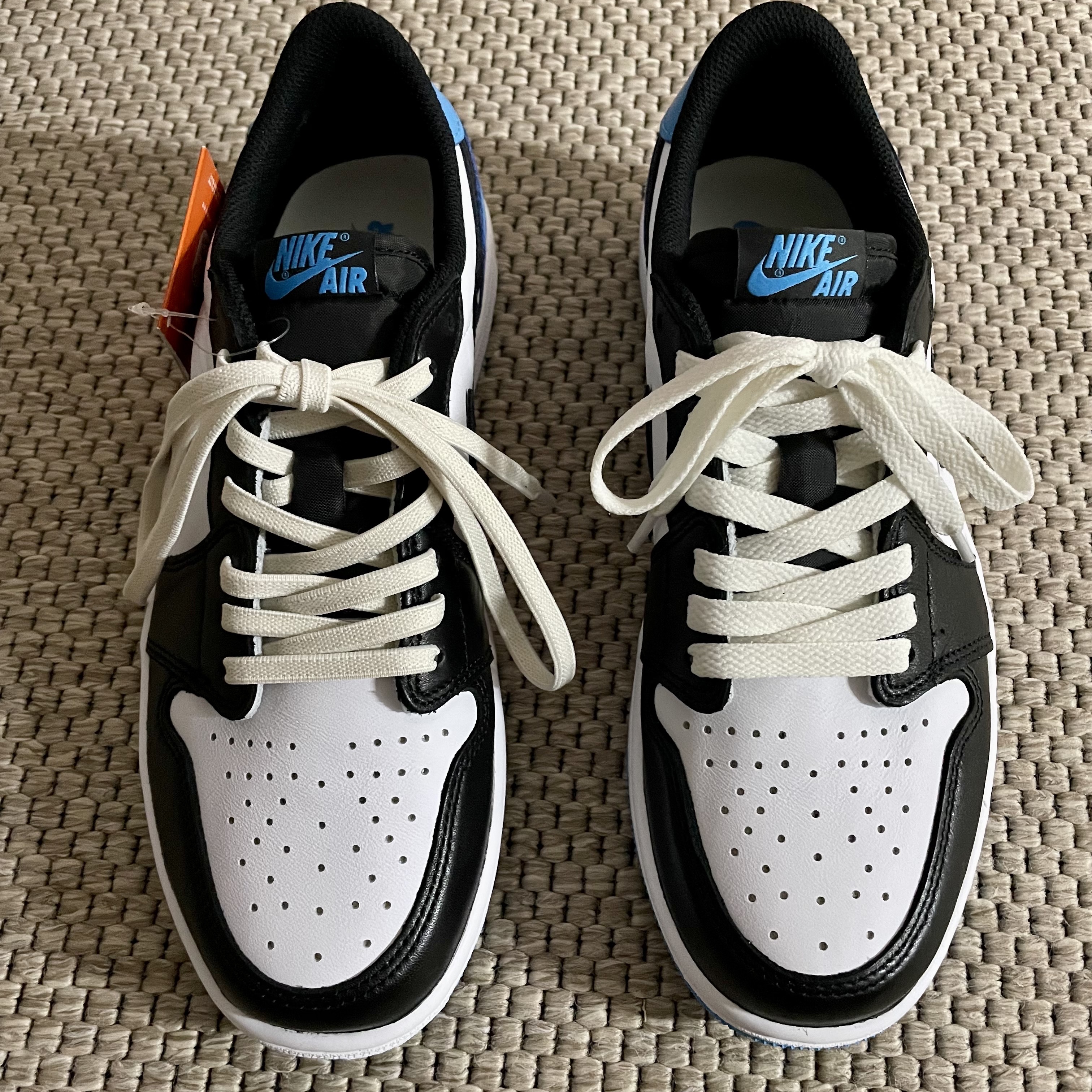 Jordan 1 Retro Low OG Black and Dark Powder Blue 착용 스타일 - 1