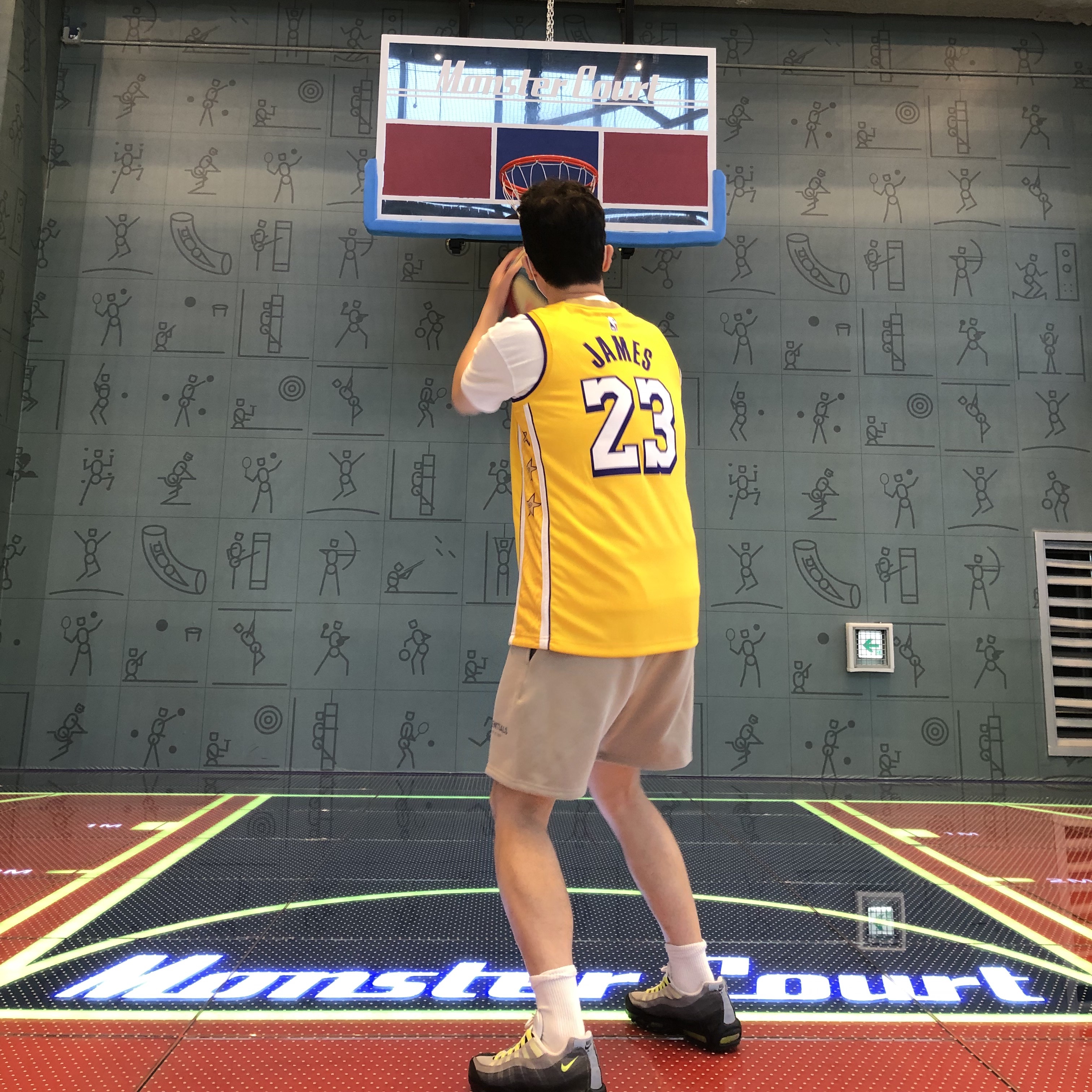 Nike Air Max 95 OG Neon Yellow 2020, Essentials The Core Collection Sweatshorts Tan 착용 스타일