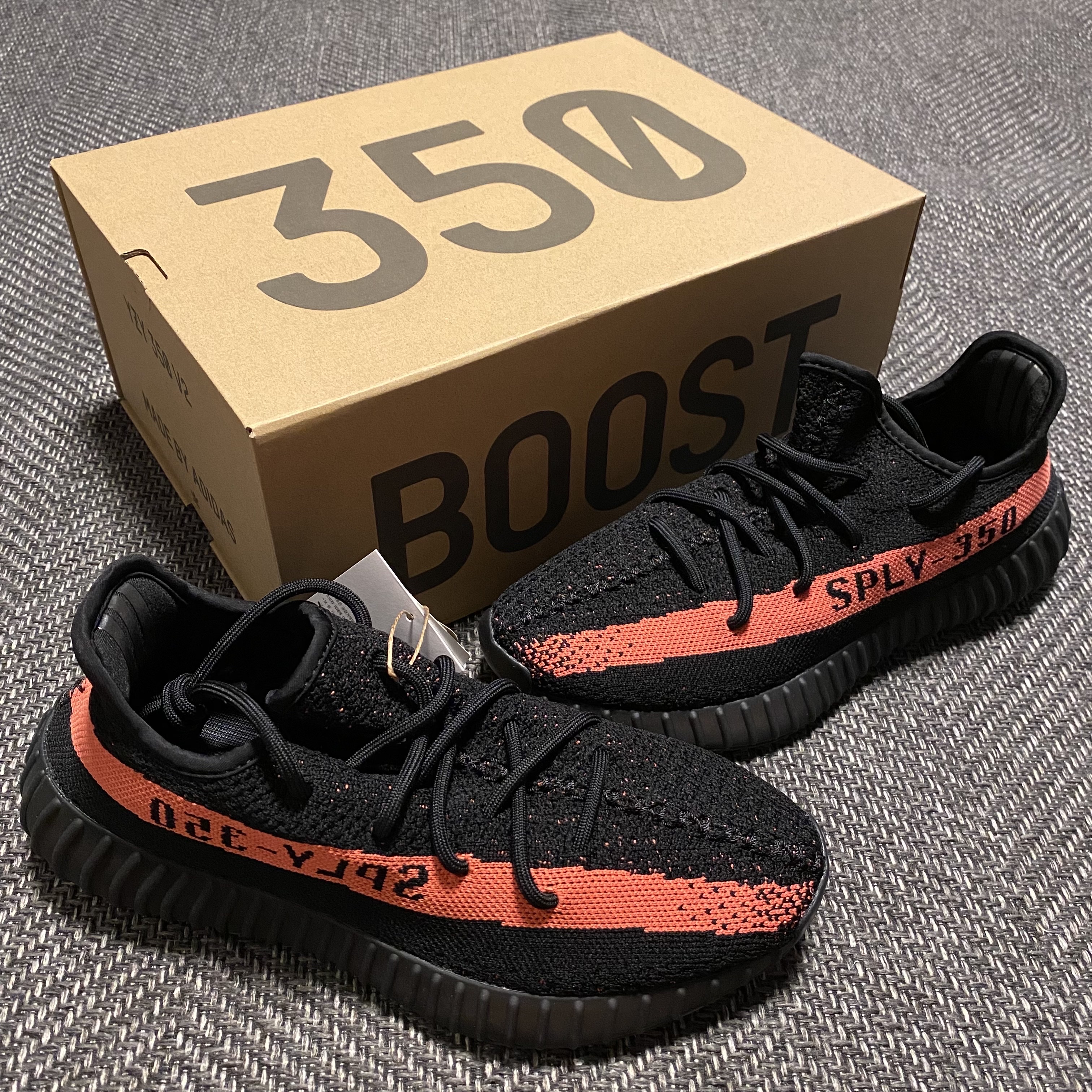 Adidas Yeezy Boost 350 V2 Core Black Red 2022/2023 착용 스타일