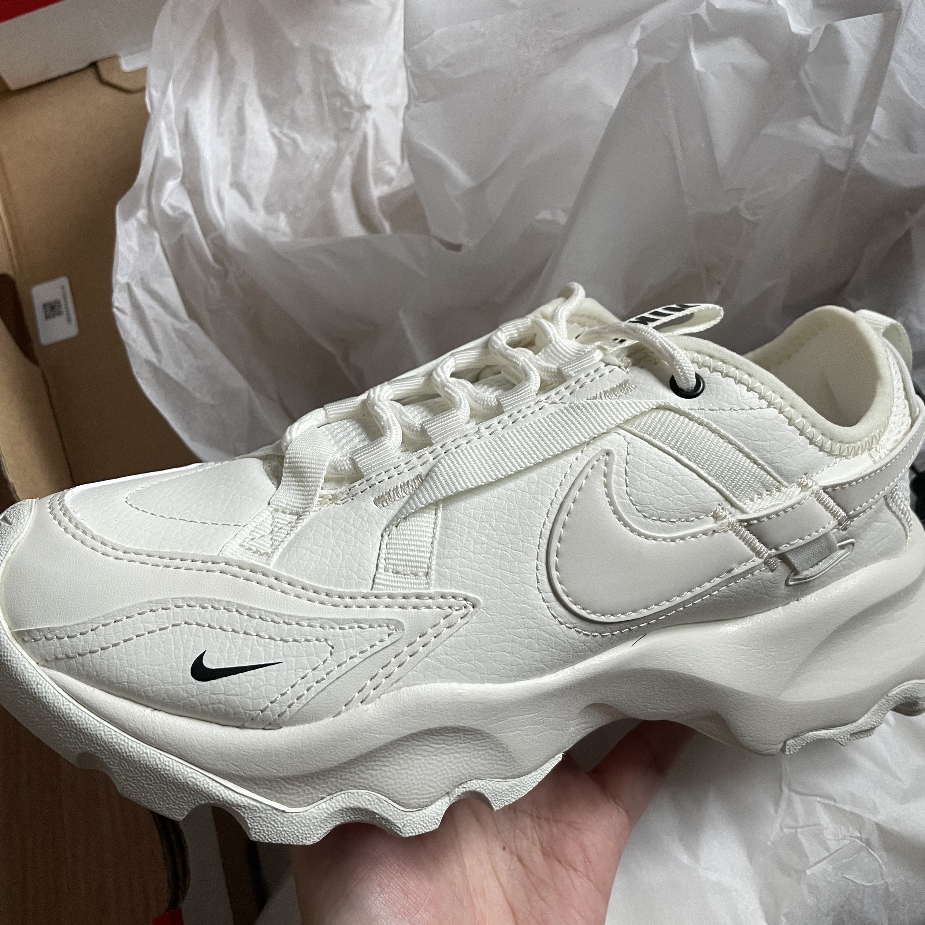 (W) Nike TC 7900 Summit White 착용 스타일 - 2