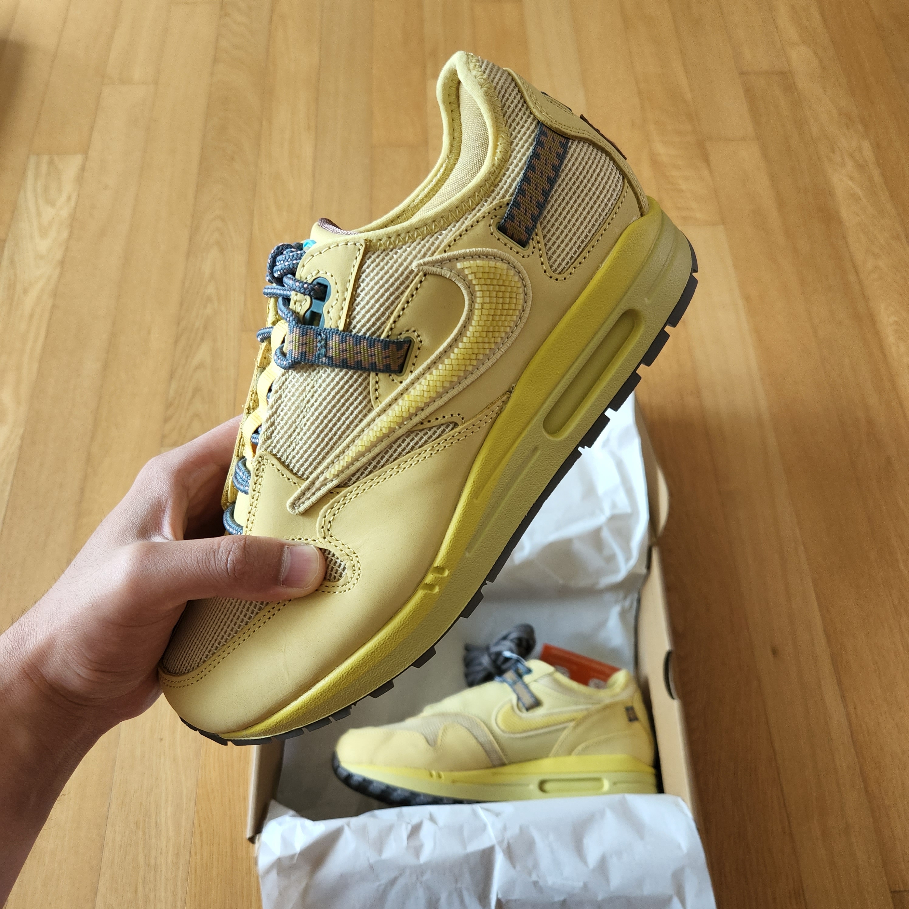 Nike x Travis Scott Air Max 1 Cact.us Gold 착용 스타일