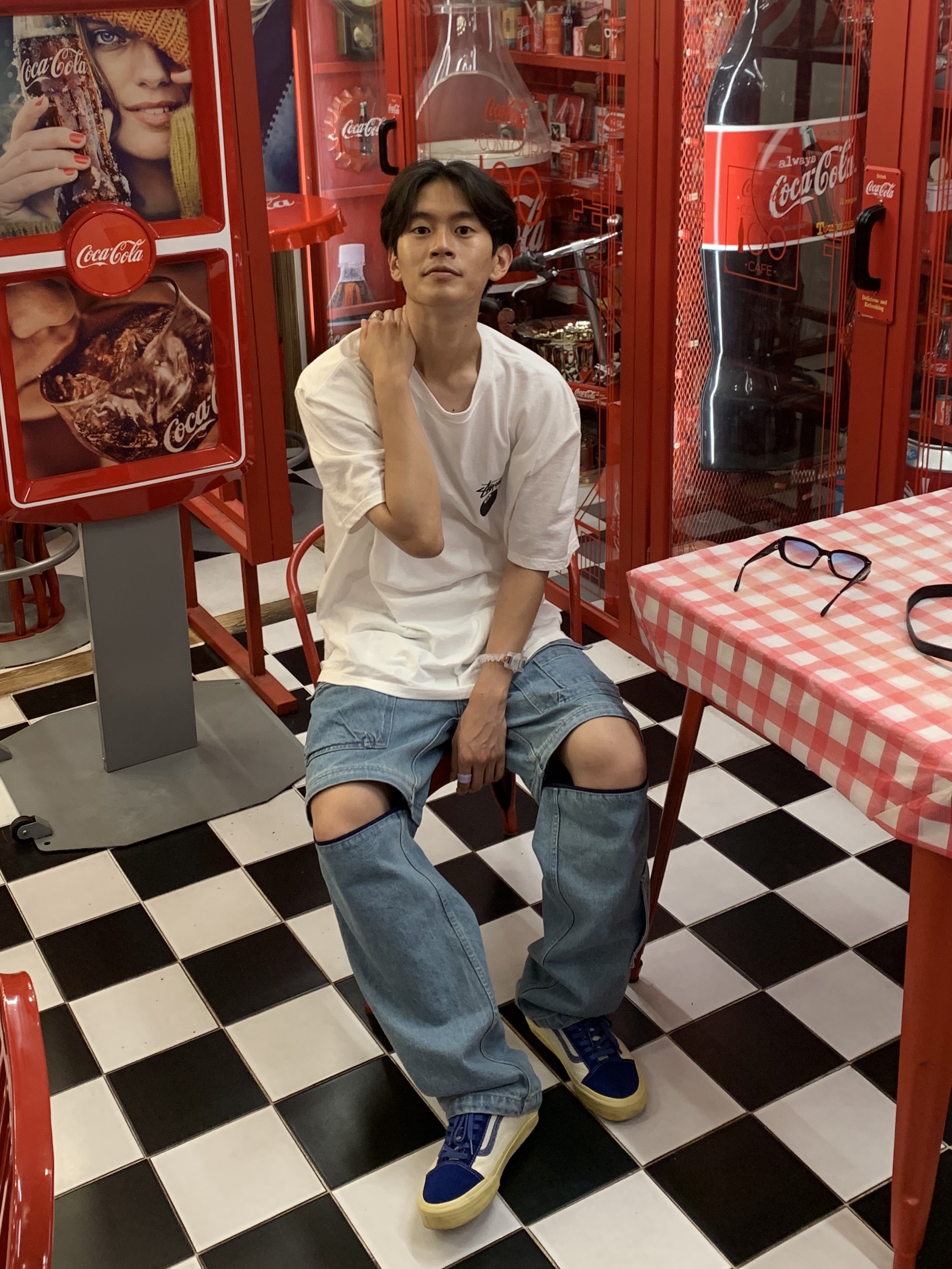 Supreme Zip-Off Utility Pants Denim - 21FW, Stussy 8 Ball T-Shirt White - 22SS 착용 스타일