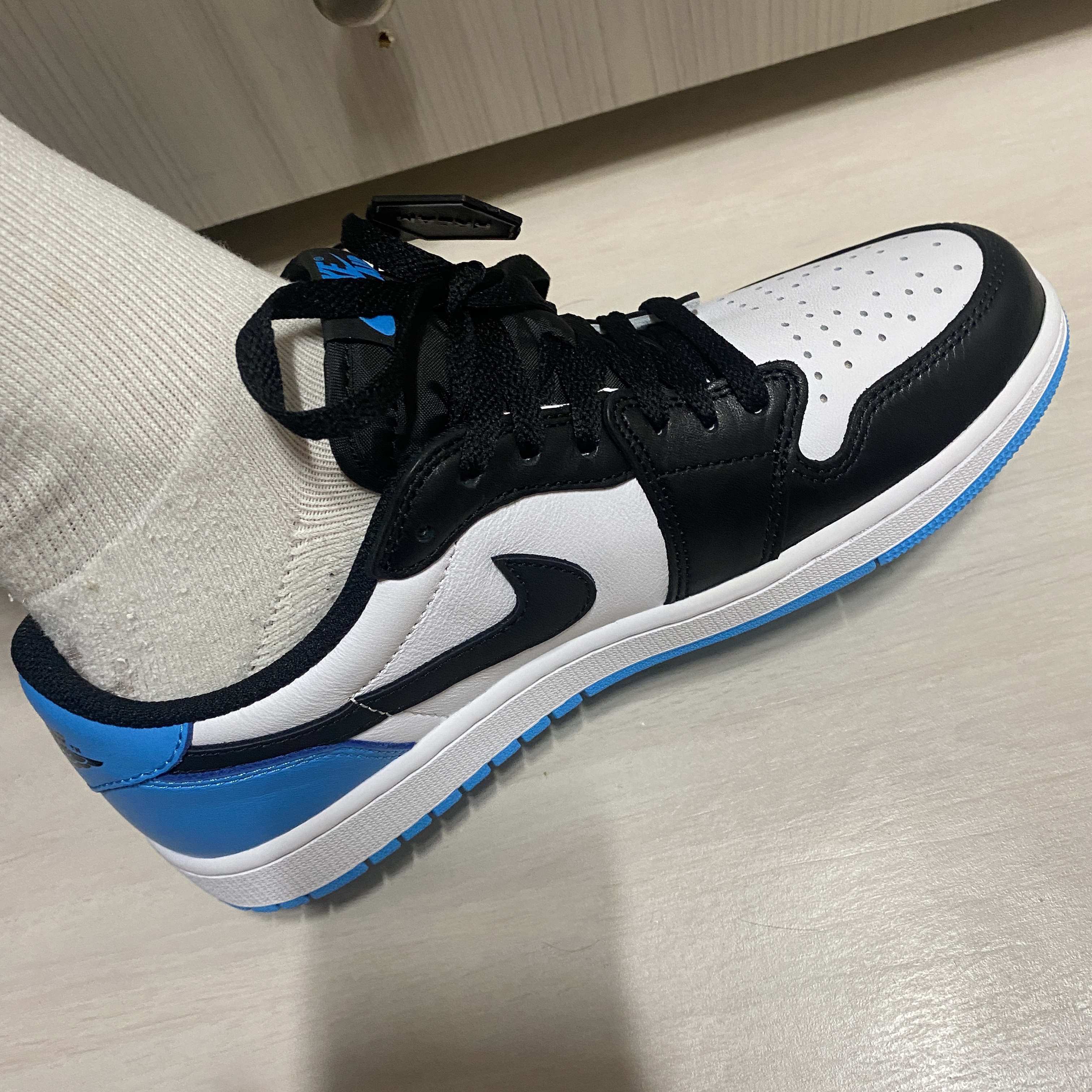 Jordan 1 Retro Low OG Black and Dark Powder Blue 착용 스타일