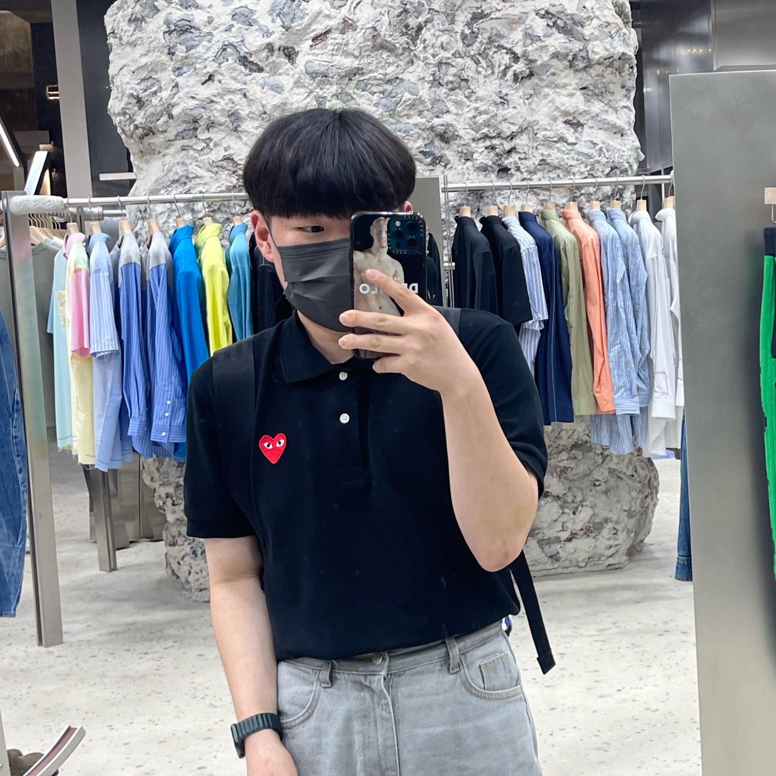 Play Comme des Garcons Red Heart Polo Shirt Black 착용 스타일 - 1