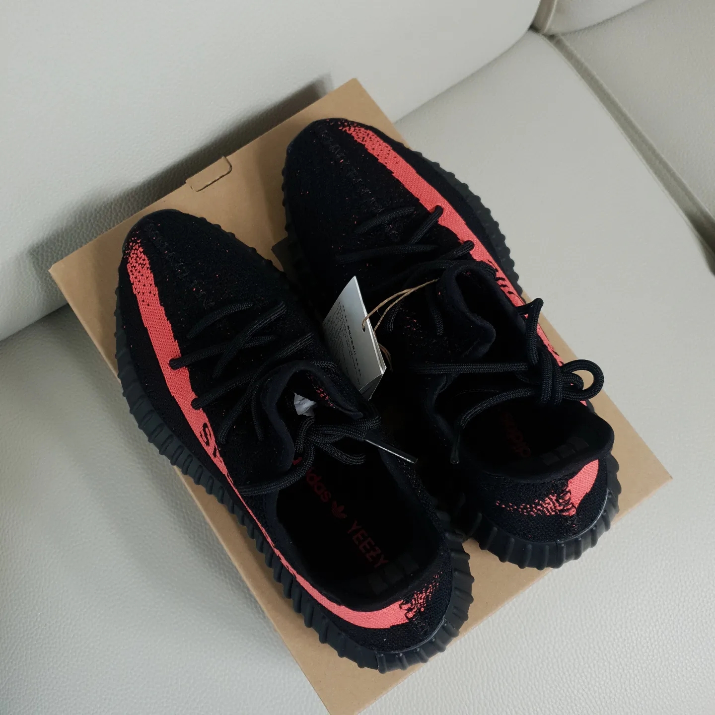 Adidas Yeezy Boost 350 V2 Core Black Red 2022/2023 착용 스타일 - 4