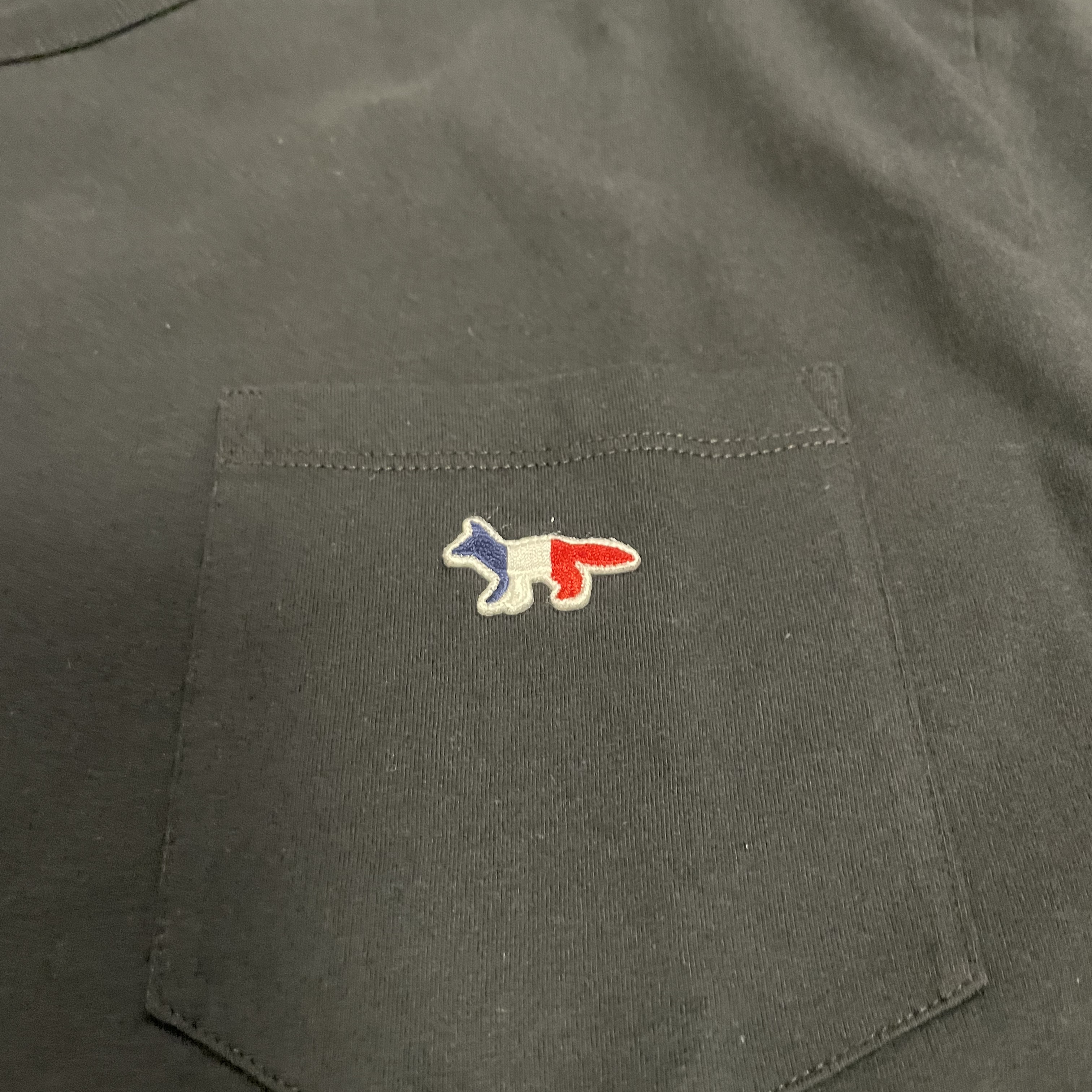 Maison Kitsune Tricolor Fox Patch Classic Pocket T-Shirt Black 착용 스타일 - 1