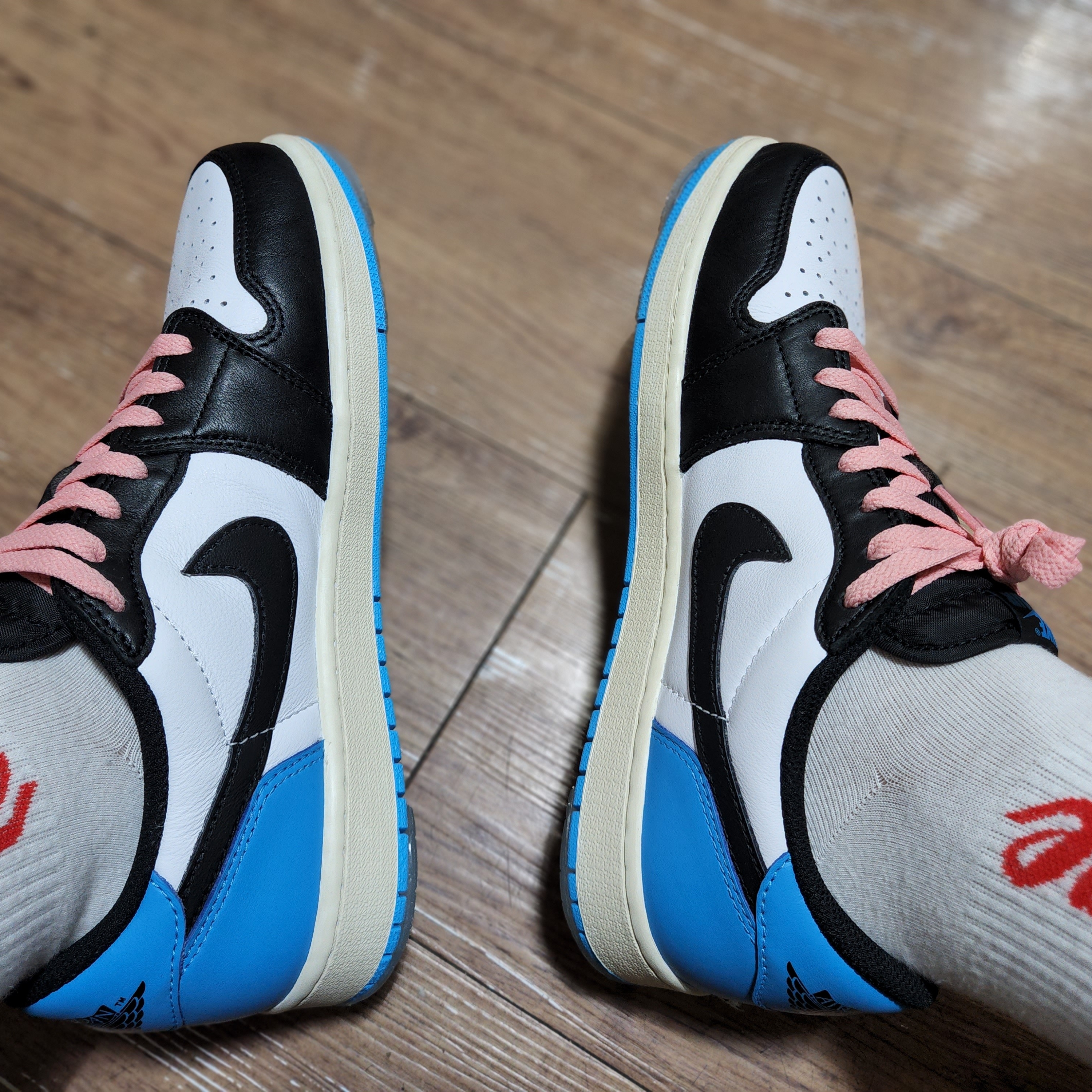 Jordan 1 Retro Low OG Black and Dark Powder Blue 착용 스타일 - 4