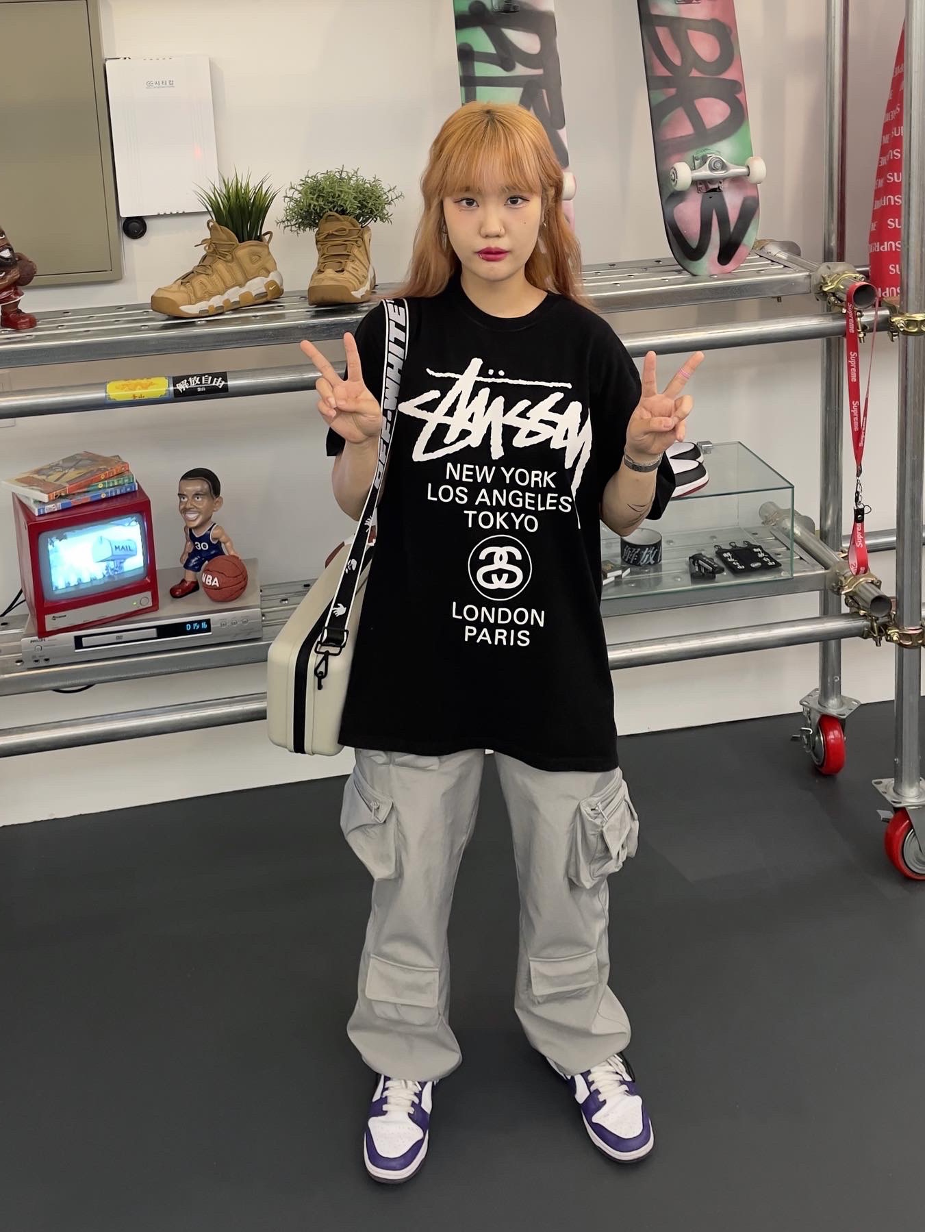 Off-White x Amore Pacific Protection Box (Without Cosmetics), Stussy World Tour T-Shirt Black 착용 스타일 - 1