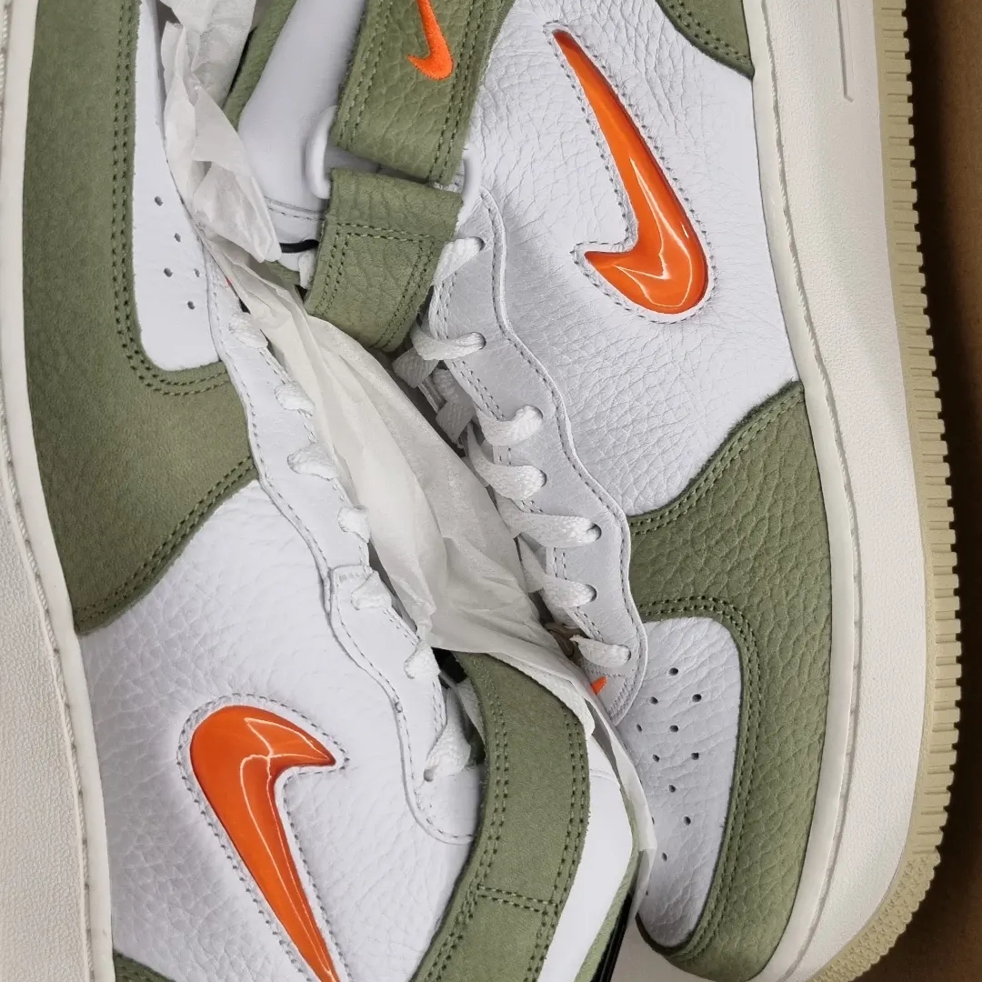 Nike Air Force 1 Mid '07 QS Olive Green and Total Orange 착용 스타일 - 2