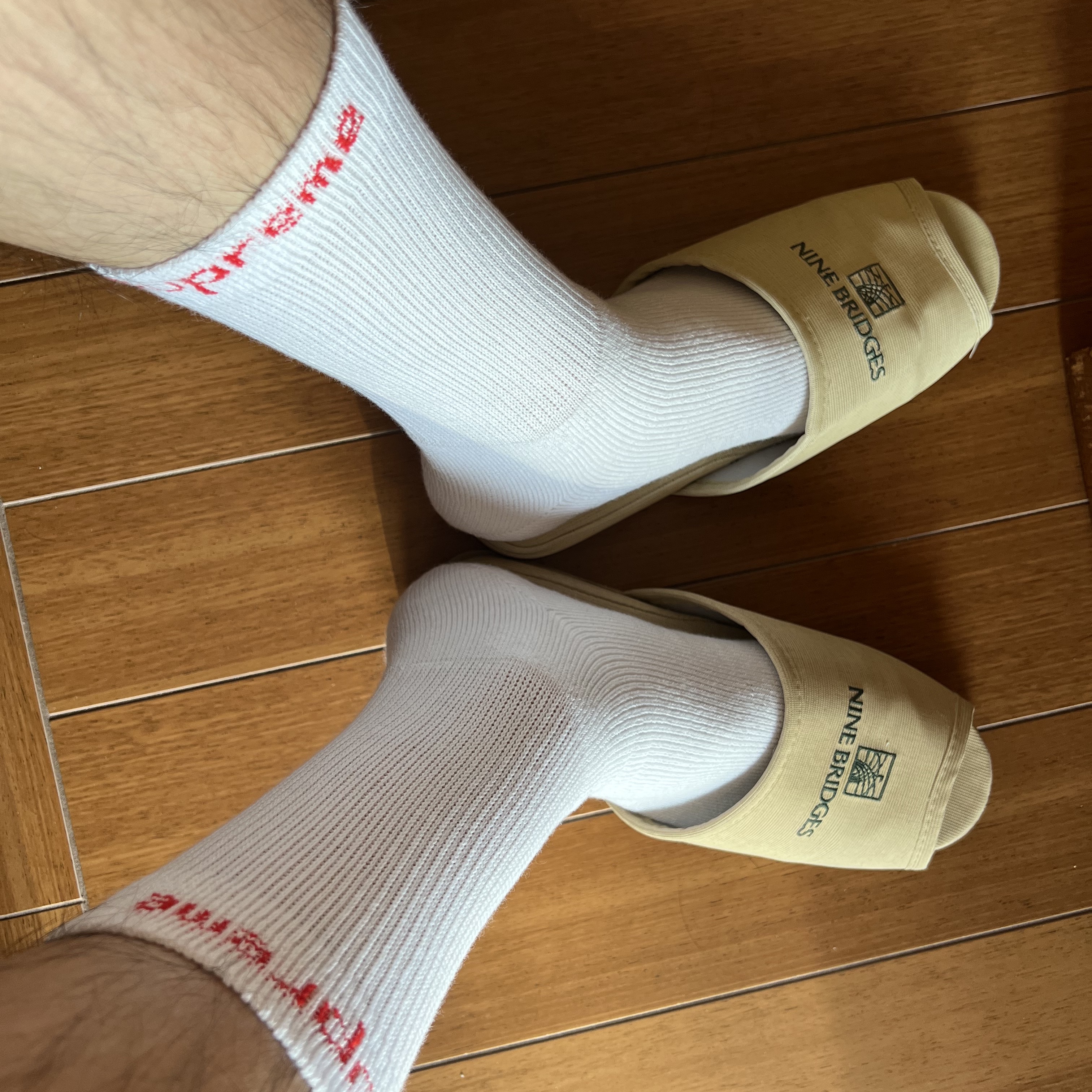 Supreme Hanes Crew Socks White (4 Pack), Adidas Yeezy Foam RNNR Sand 착용 스타일 - 1