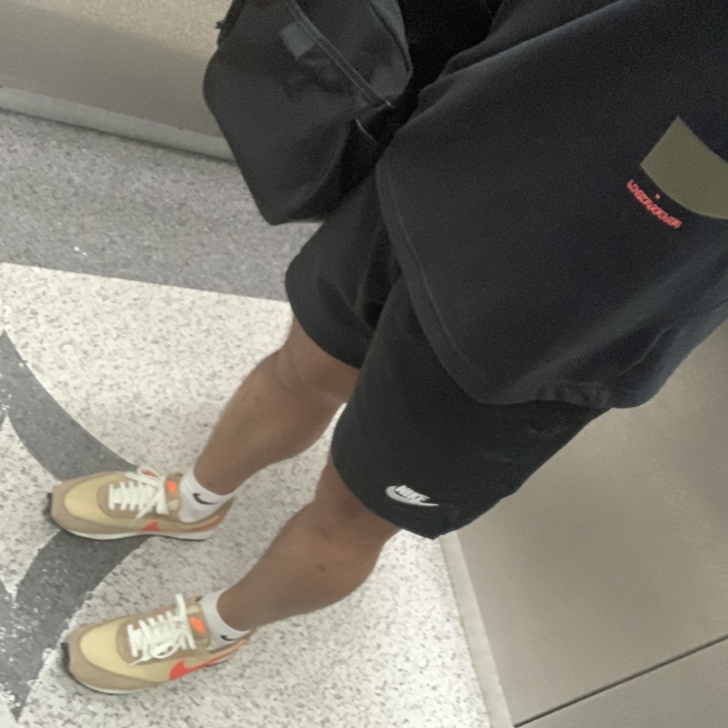 Nike Daybreak SP Vegas Gold College Orange 착용 스타일