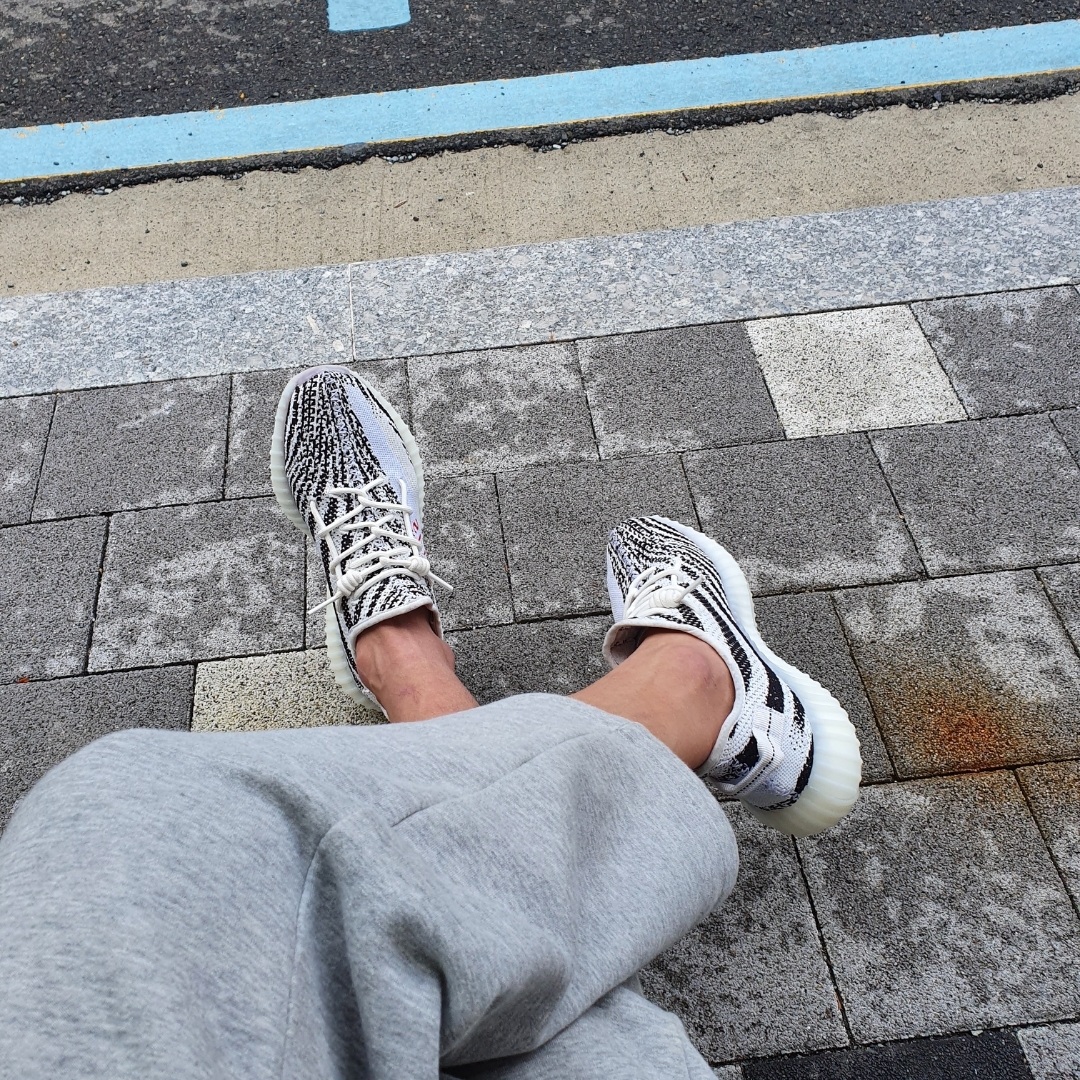 Adidas Yeezy Boost 350 V2 Zebra 2022/2023, Adidas Yeezy Boost 350 V2 Zebra 2017/2019/2020 착용 스타일