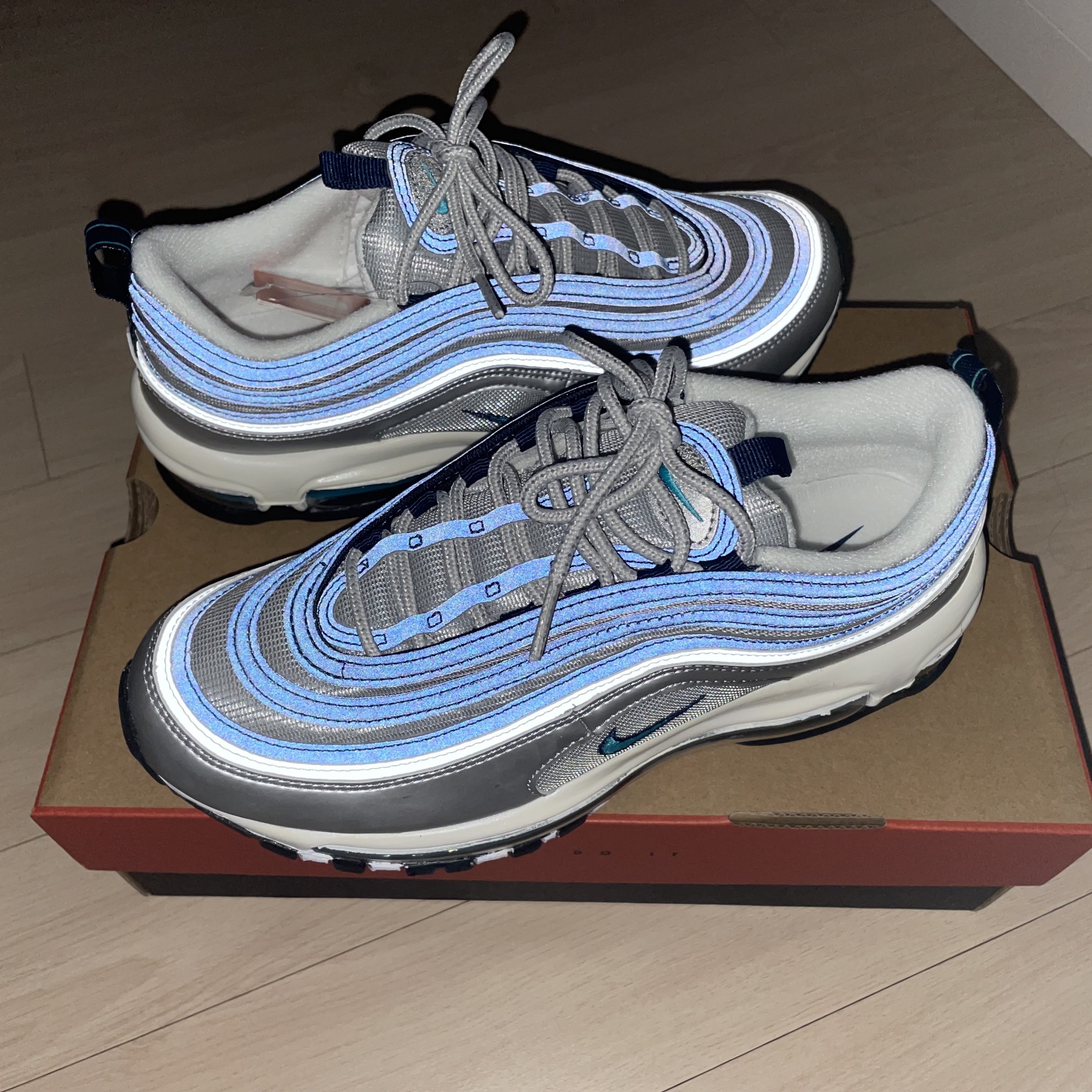 Nike Air Max 97 OG Metallic Silver and Chlorine Blue 착용 스타일 - 2