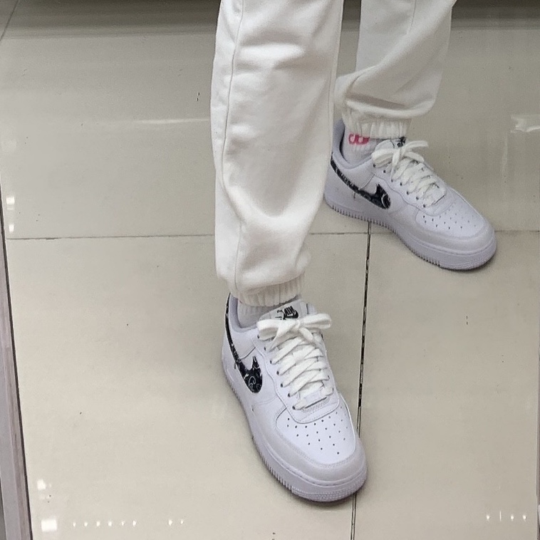 (W) Nike Air Force 1 '07 Essential Paisley Swoosh White Black 착용 스타일