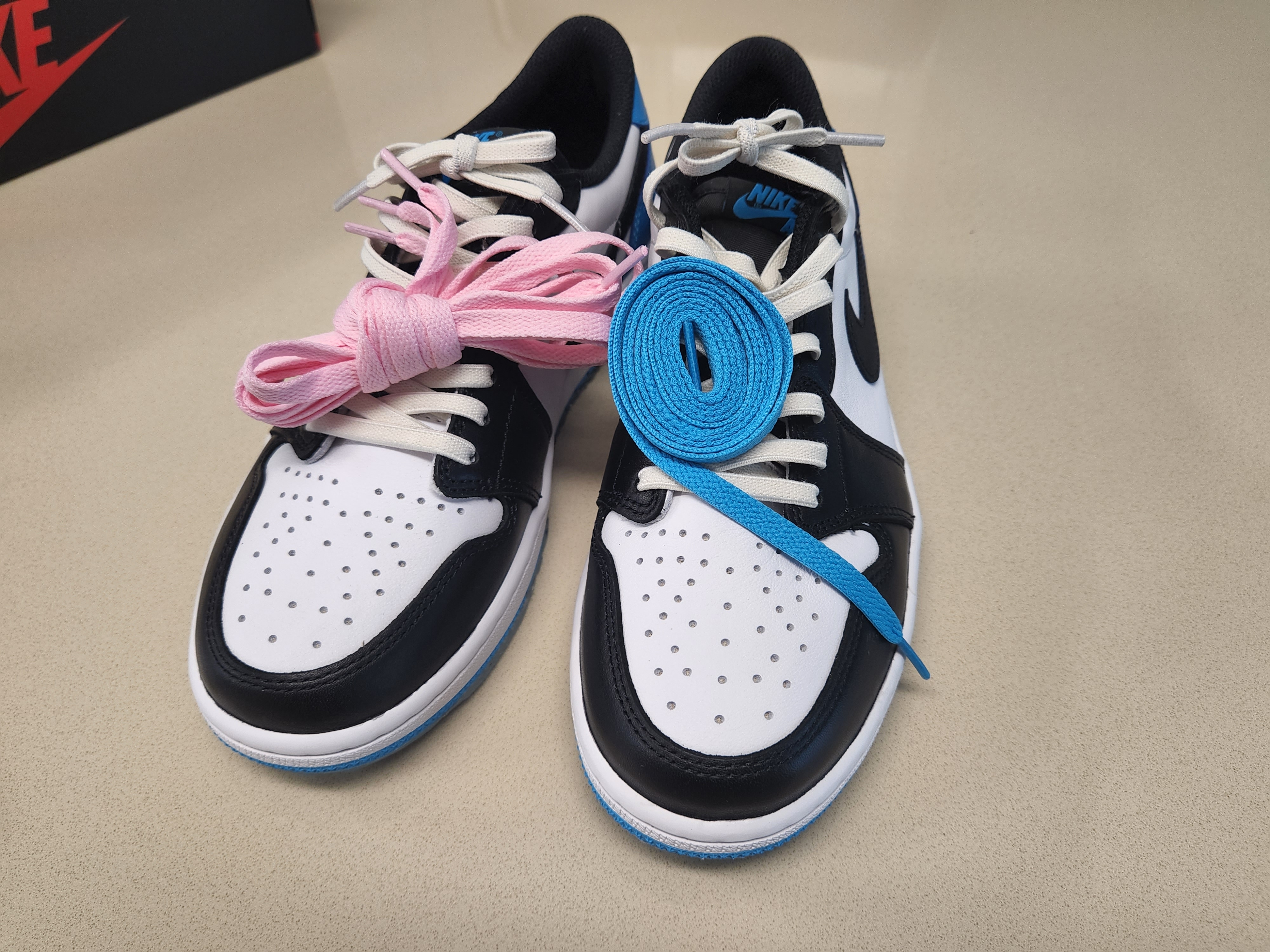 Jordan 1 Retro Low OG Black and Dark Powder Blue 착용 스타일