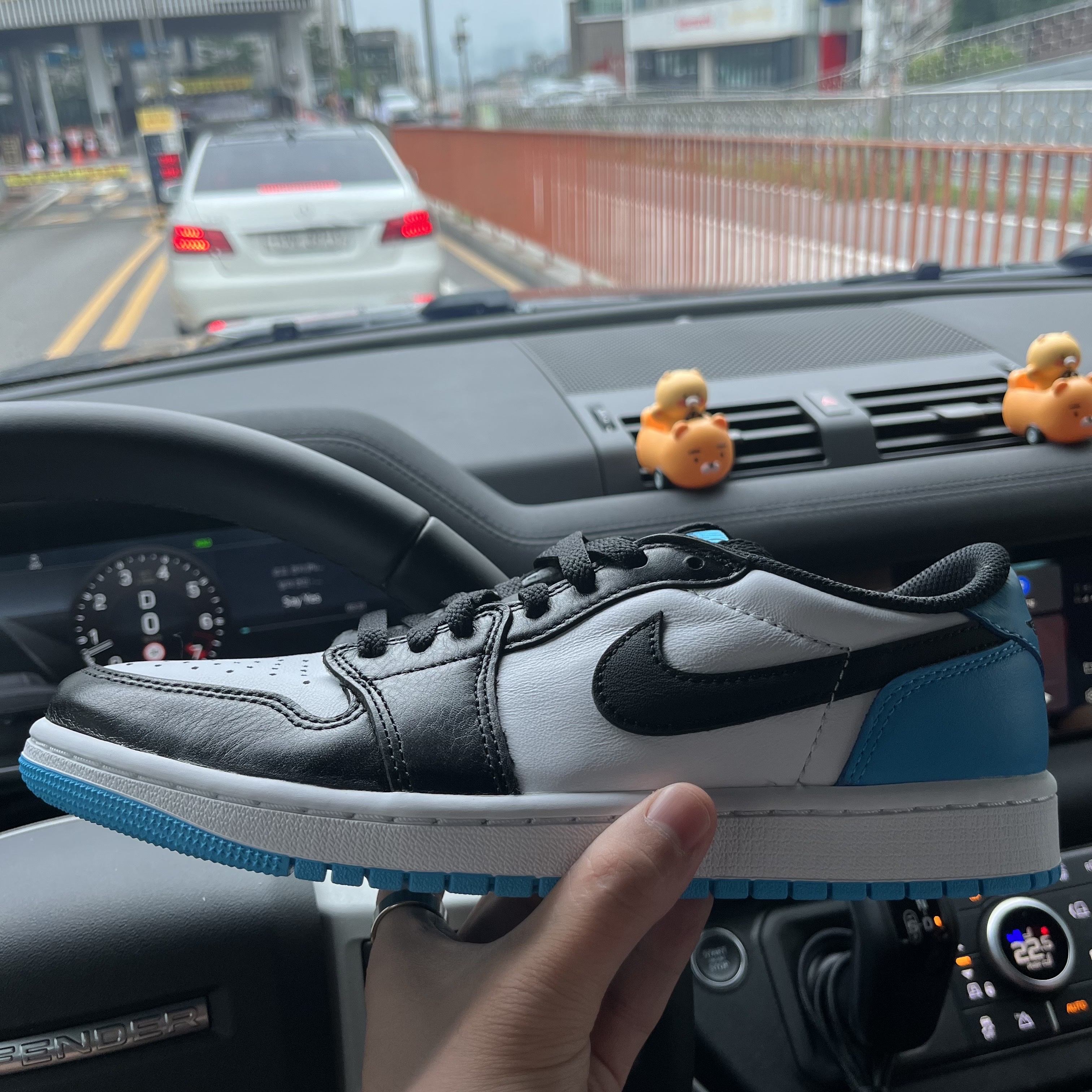 Jordan 1 Retro Low OG Black and Dark Powder Blue 착용 스타일 - 1