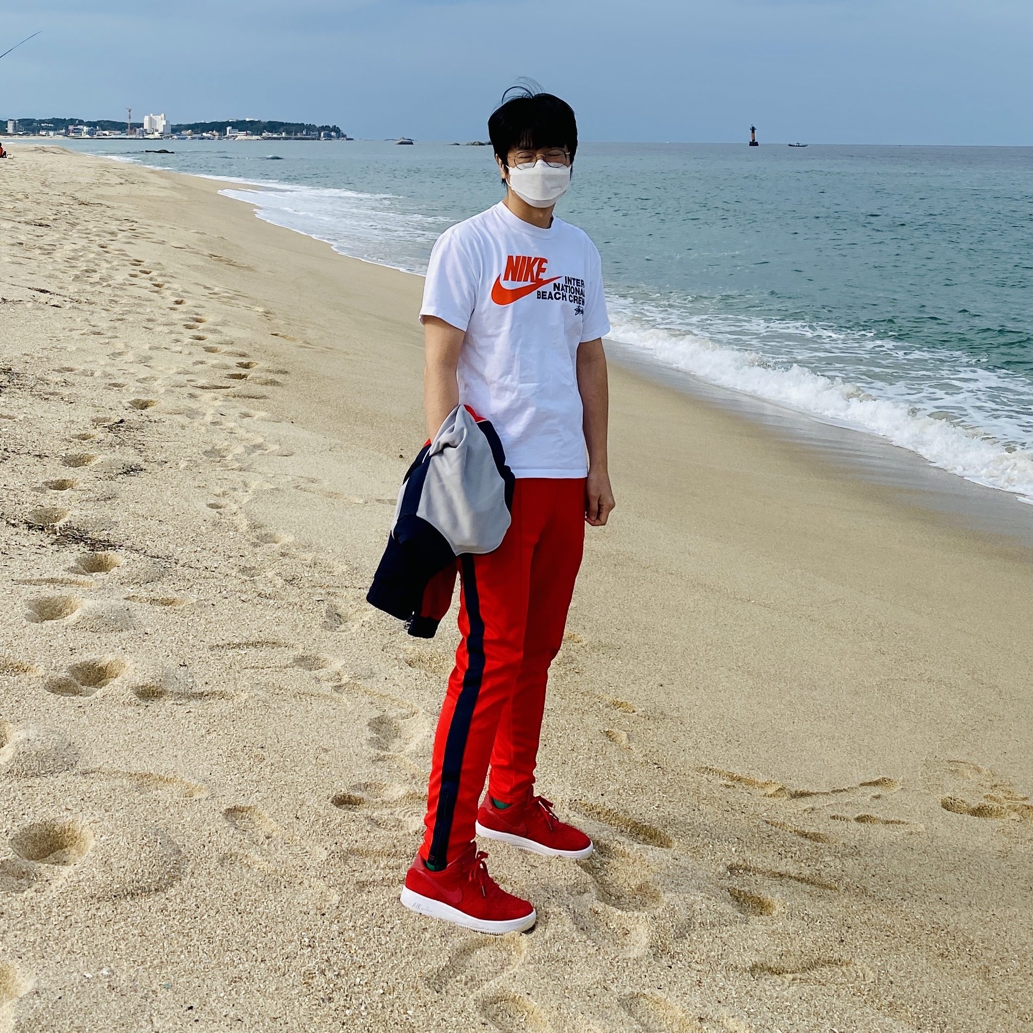 Nike x Stussy International Beach Crew T-Shirt White - US/EU, Nike x Martine Rose Track Jacket Blackened Blue 착용 스타일