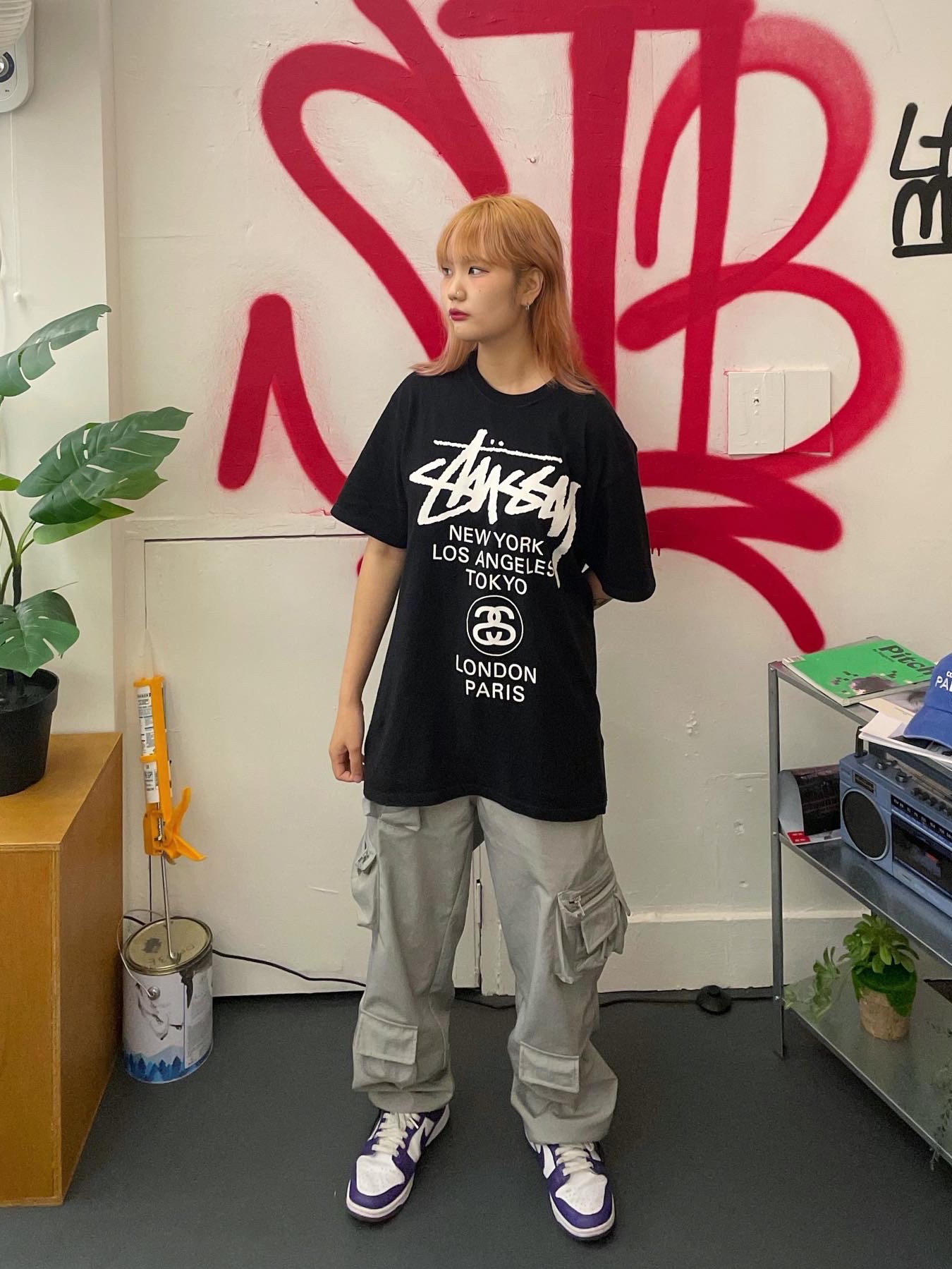 Off-White x Amore Pacific Protection Box (Without Cosmetics), Stussy World Tour T-Shirt Black 착용 스타일 - 2