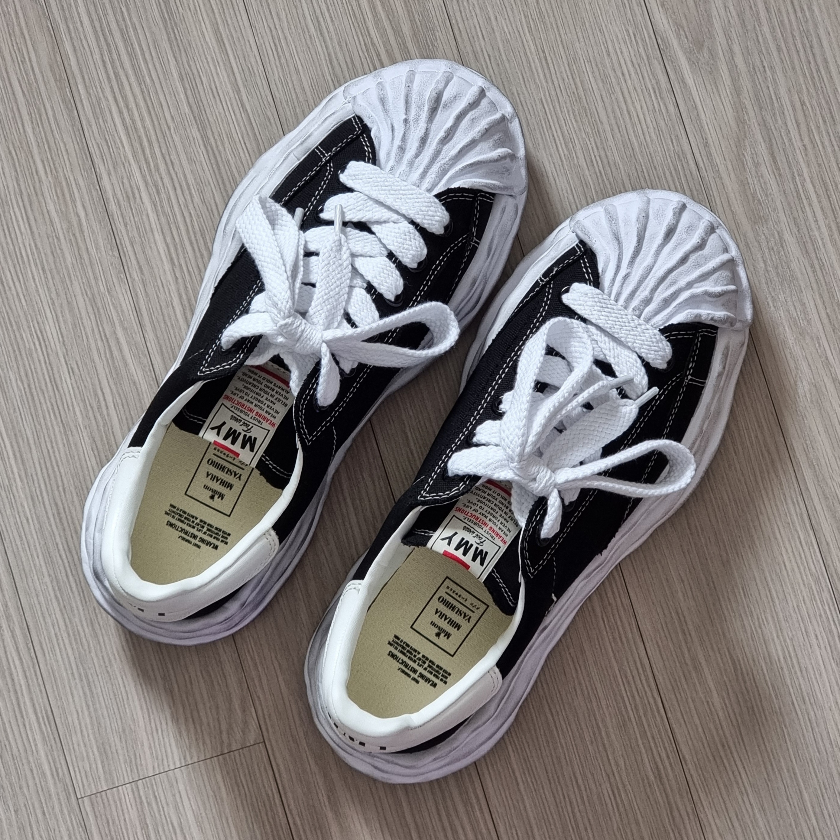 Maison Mihara Yasuhiro Blakey OG Sole Canvas Low-top Sneakers Black White 착용 스타일